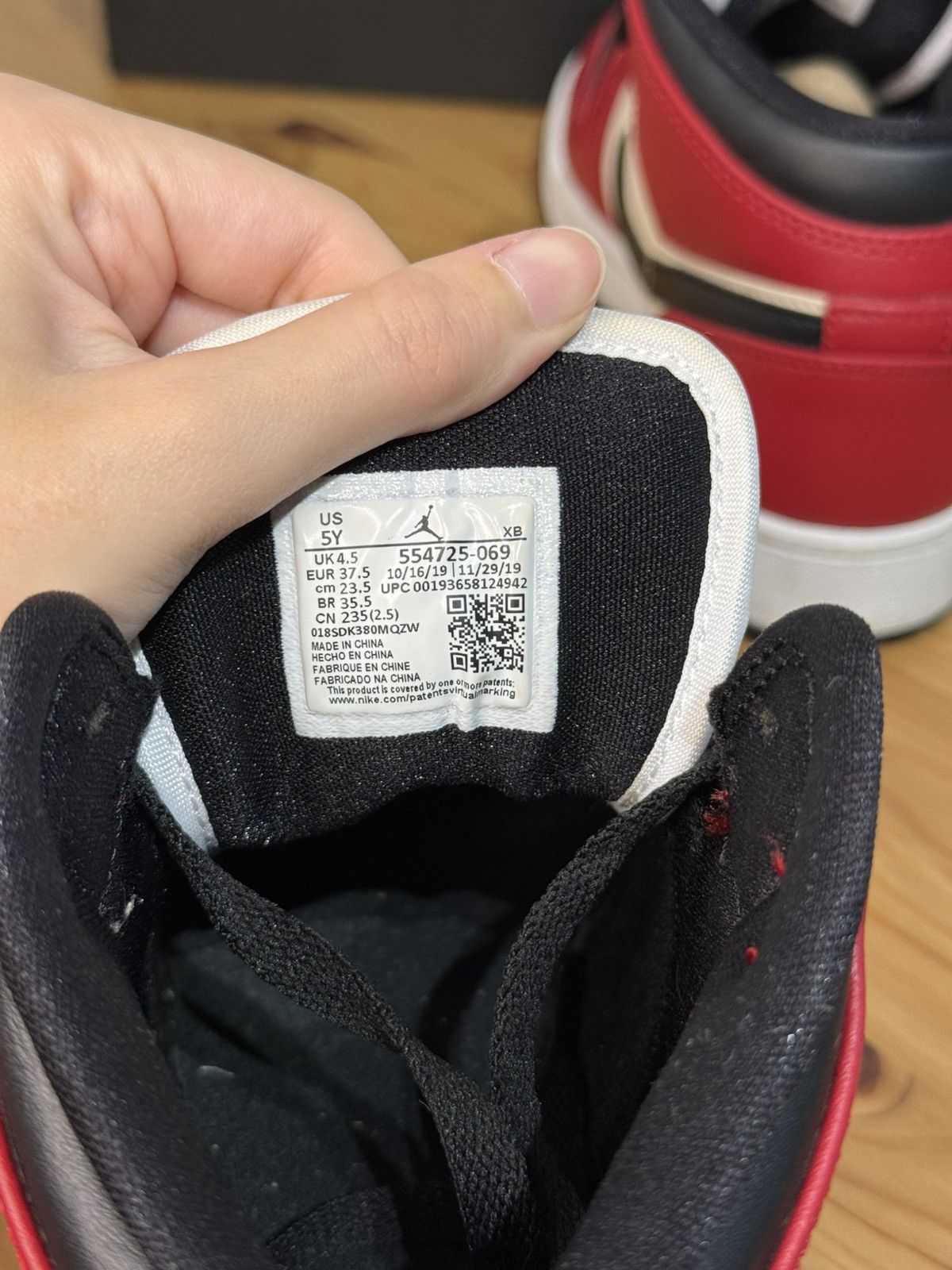 Jordan Brand × Nike Nike Air Jordan 1 Mid Chicago Black Toe size 5Y Women’s 7 Size US 7 / IT 37 - 4 Thumbnail