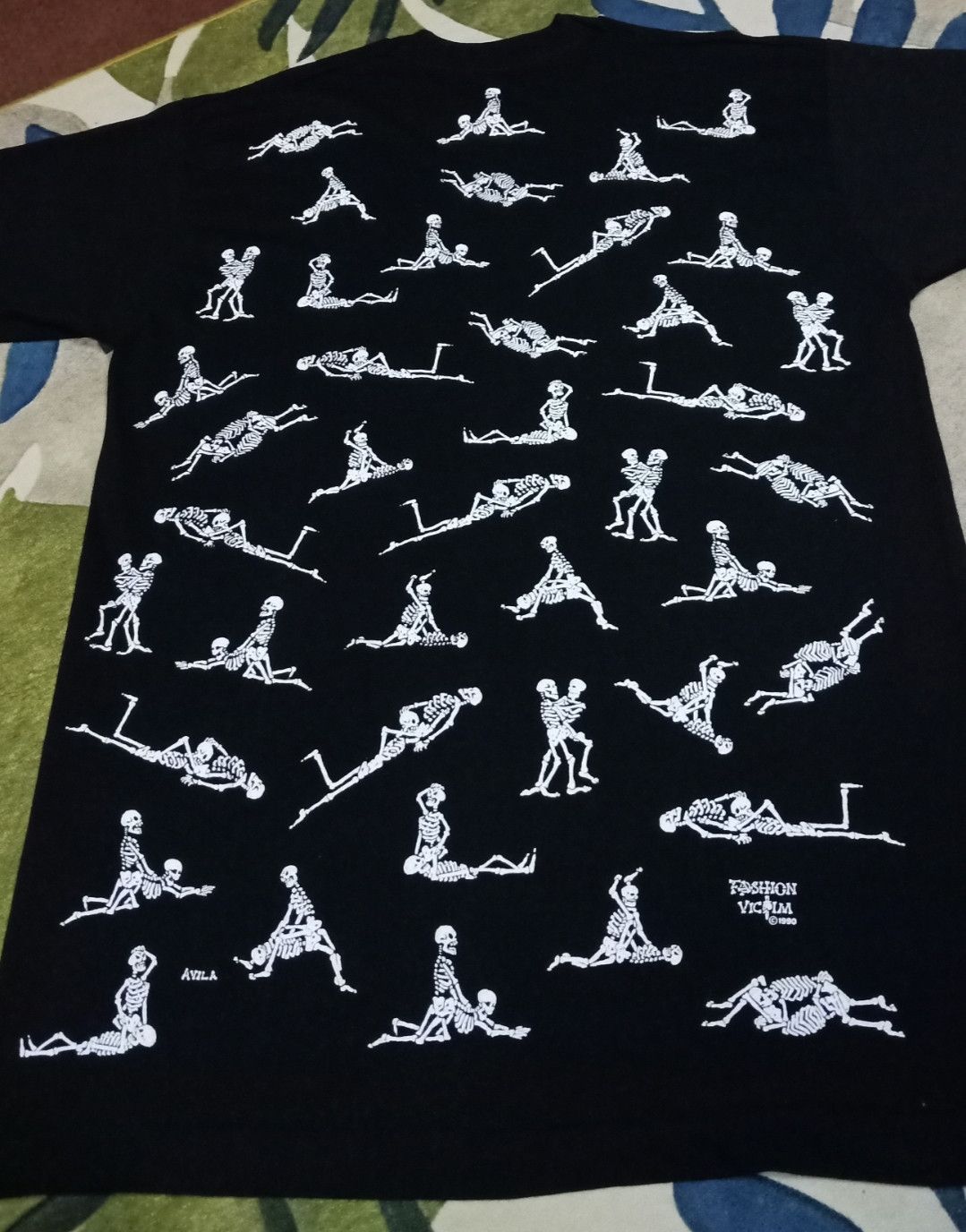 Fashion Victim × basketcase gallery Vintage 90s Fashion Victim Skeleton Sex Positions T-shirt Size US L / EU 52-54 / 3 - 13 Thumbnail