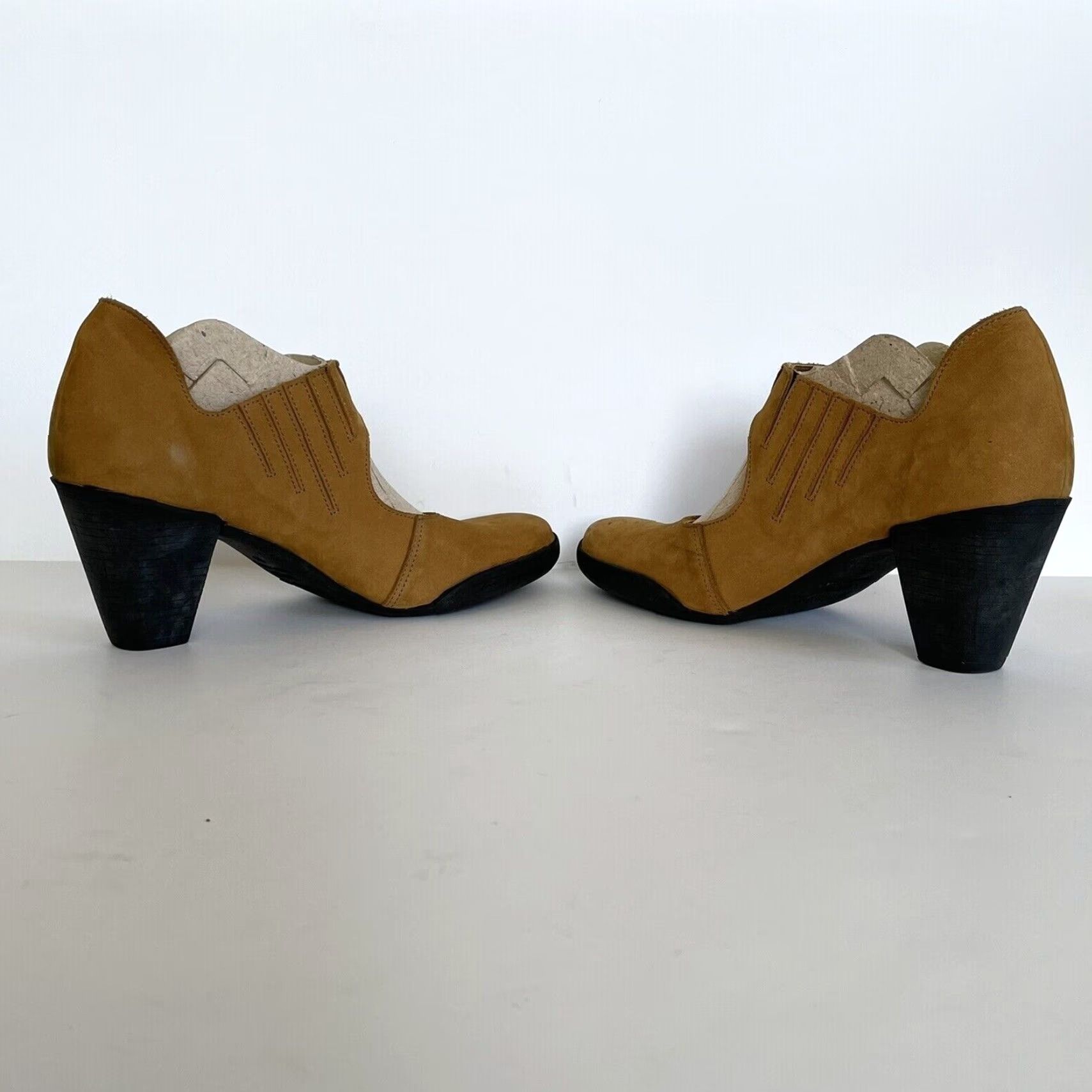 Vintage Arche France Suede Mary Jane Pumps Heels Size 38 US 7 Mustard Yellow Womens Mary Jane Heel Buckle Closure Vintage? Size US 7 / IT 37 - 5 Thumbnail