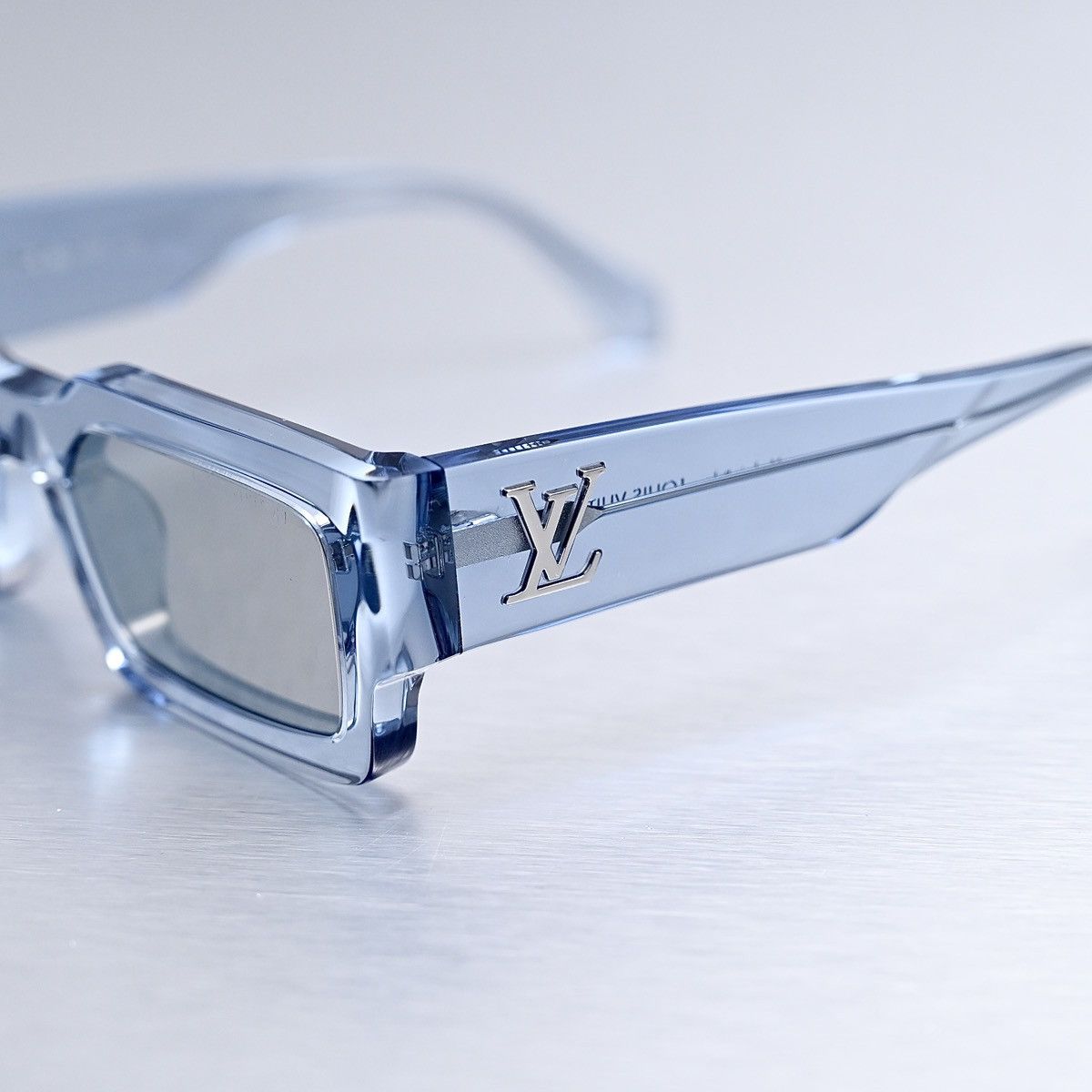 Louis Vuitton LOUIS VUITTON CRYSTAL BLUE SUNGLASSES Size ONE SIZE - 3 Thumbnail