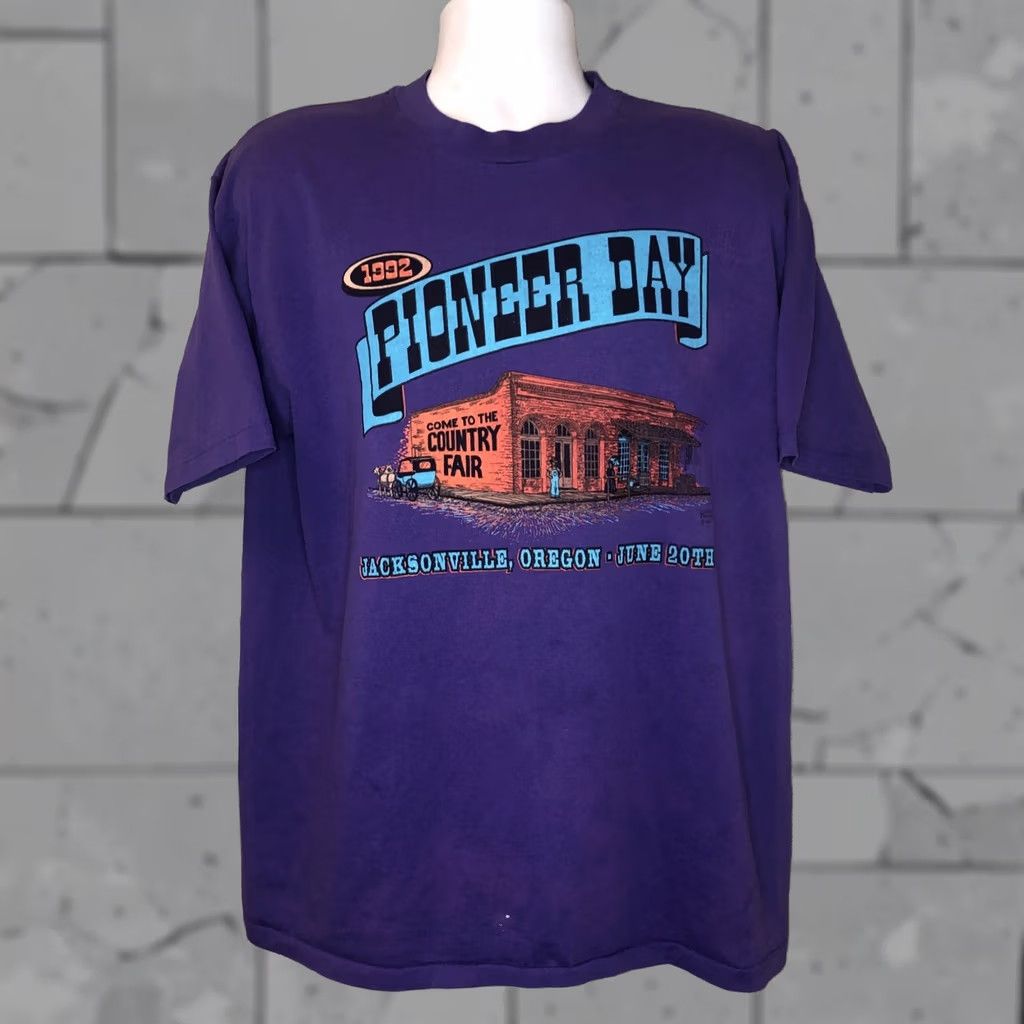 Vintage VINTAGE Single Stitch 1992 T-Shirt Mens Large USA Purple Stitch Short Sleeve Regular Fit Shirt Size US L / EU 52-54 / 3 - 1 Thumbnail