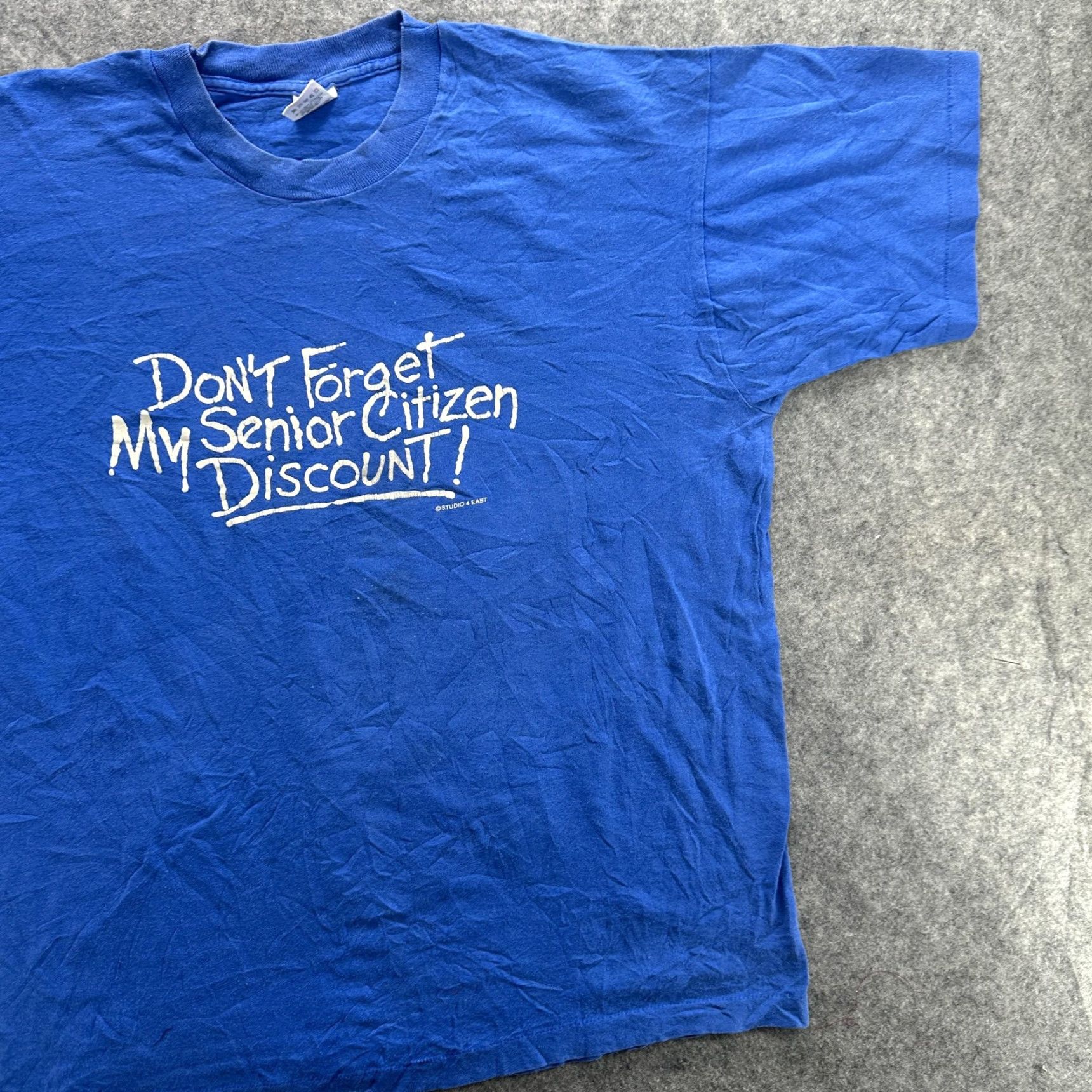 Fruit Of The Loom VINTAGE Don’t Forget My Senior Citizen Discount! Graphic T-Shirt Mens XL Blue Crew Neck Short Sleeve 100% Cotton USA Size US XL / EU 56 / 4 - 4 Thumbnail
