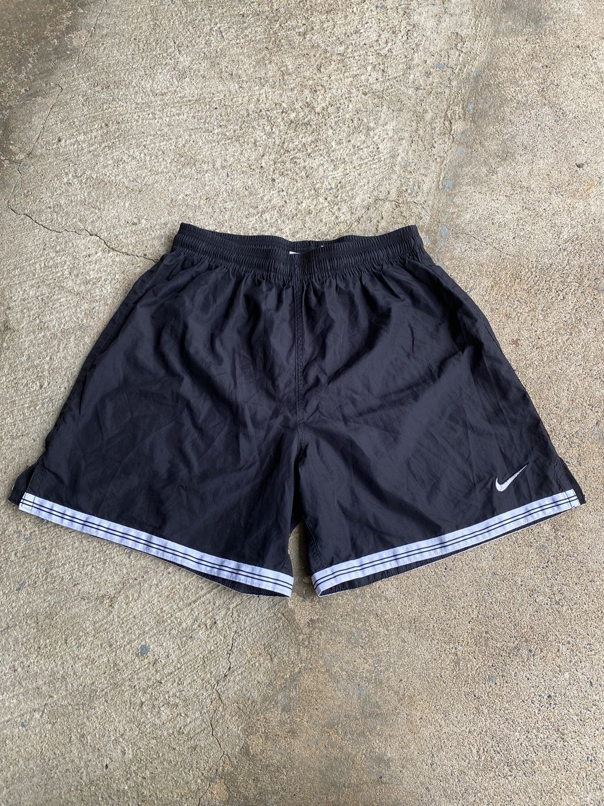 Nike × Vintage Vintage 90’s Nike Black Essential Medium Shorts Size US 26 / EU 42 - 1 Thumbnail