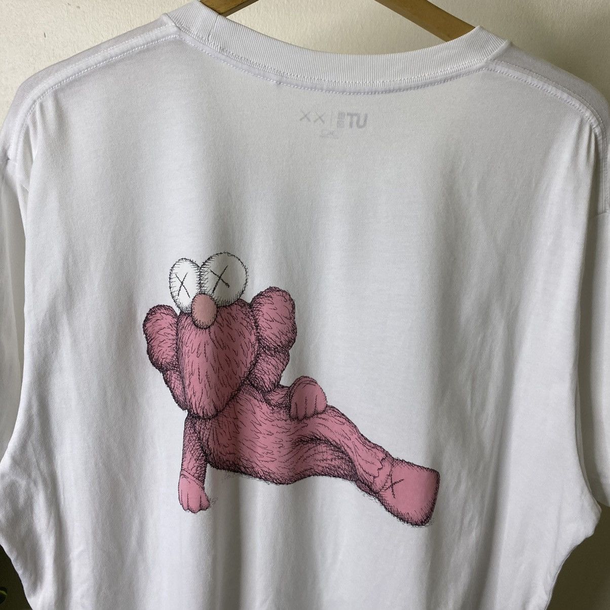 Kaws Kaws x Uniqlo Collaboration T Shirt Rare 2XL Size Size US XXL / EU 58 / 5 - 2 Thumbnail