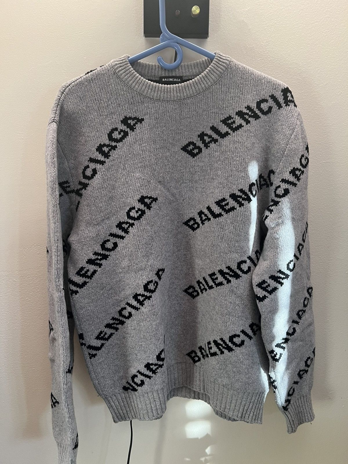 Halvtreds Let Ulv i fåretøj Balenciaga 📲 OFFER NOW ‼️ BALENCIAGA Crewneck Sweater sz M 🔥 | Grailed