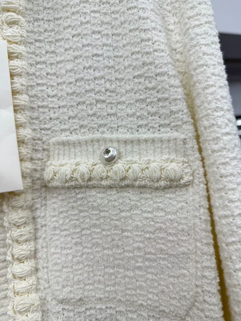 Chanel Chanel 25P white doll collar pearl diamond button knitted Size S / US 4 / IT 40 - 2 Thumbnail