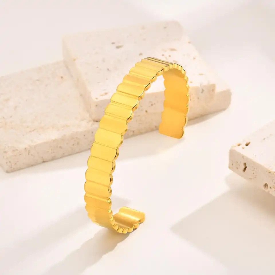 Other Chic Geometric Textured Bangle Bracelet Size ONE SIZE - 1 Thumbnail