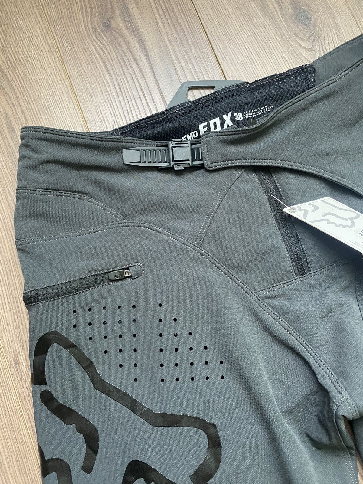 Fox Racing × Vintage Vintage Fox Racing Big Logo Grey Shorts Size 38 Size US 38 / EU 54 - 4 Thumbnail
