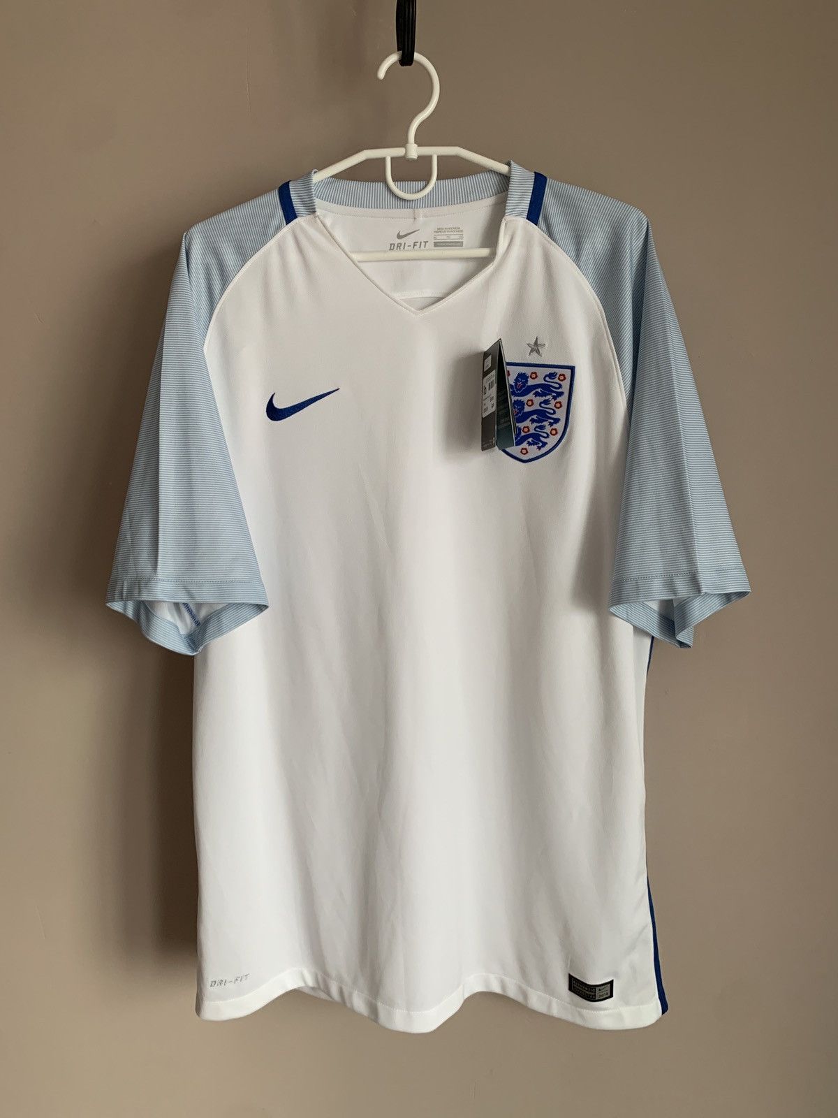 Nike England 2016 2018 home Nike soccer football shirt jersey XL Size US XL / EU 56 / 4 - 1 Thumbnail