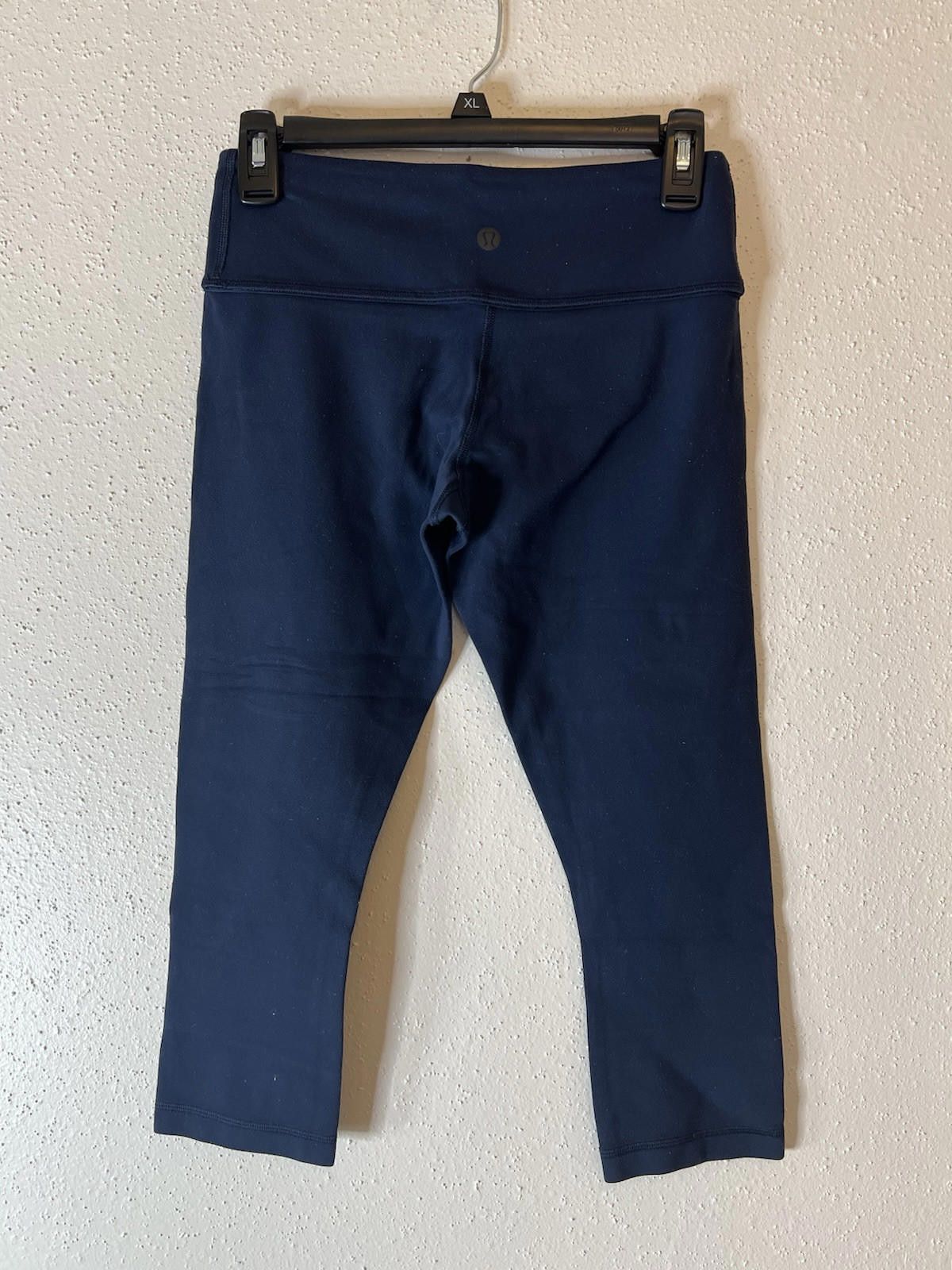 Designer Lululemon Cropped Blue Leggings Size 6 Size 28" / US 6 / IT 42 - 2 Thumbnail