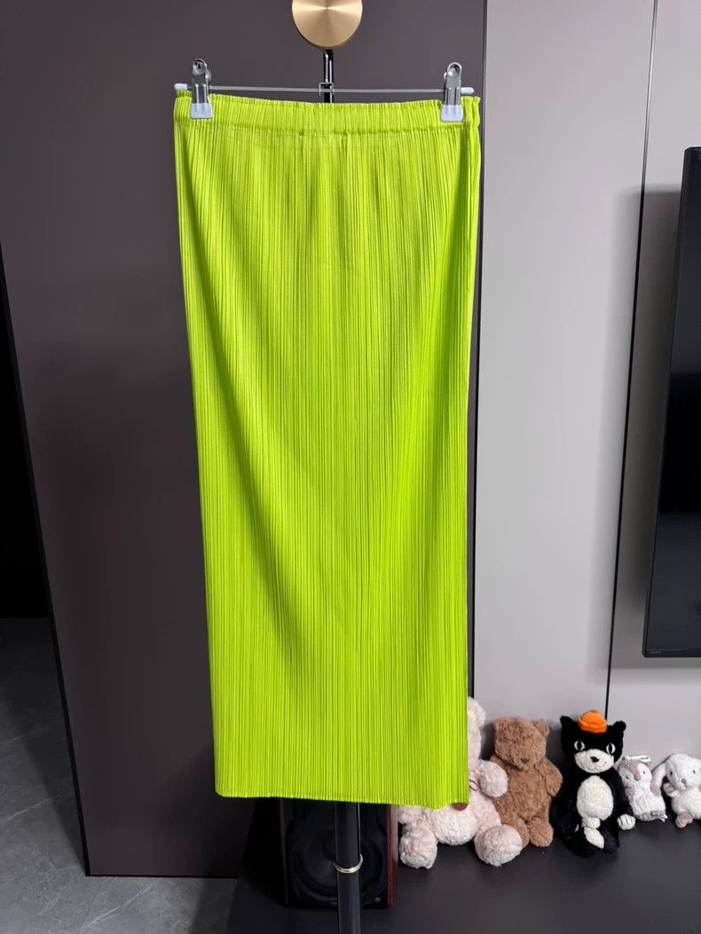 Issey Miyake Issey Miyake size:3 Fluorescent green pleated and colorful Size 22" - 2 Thumbnail