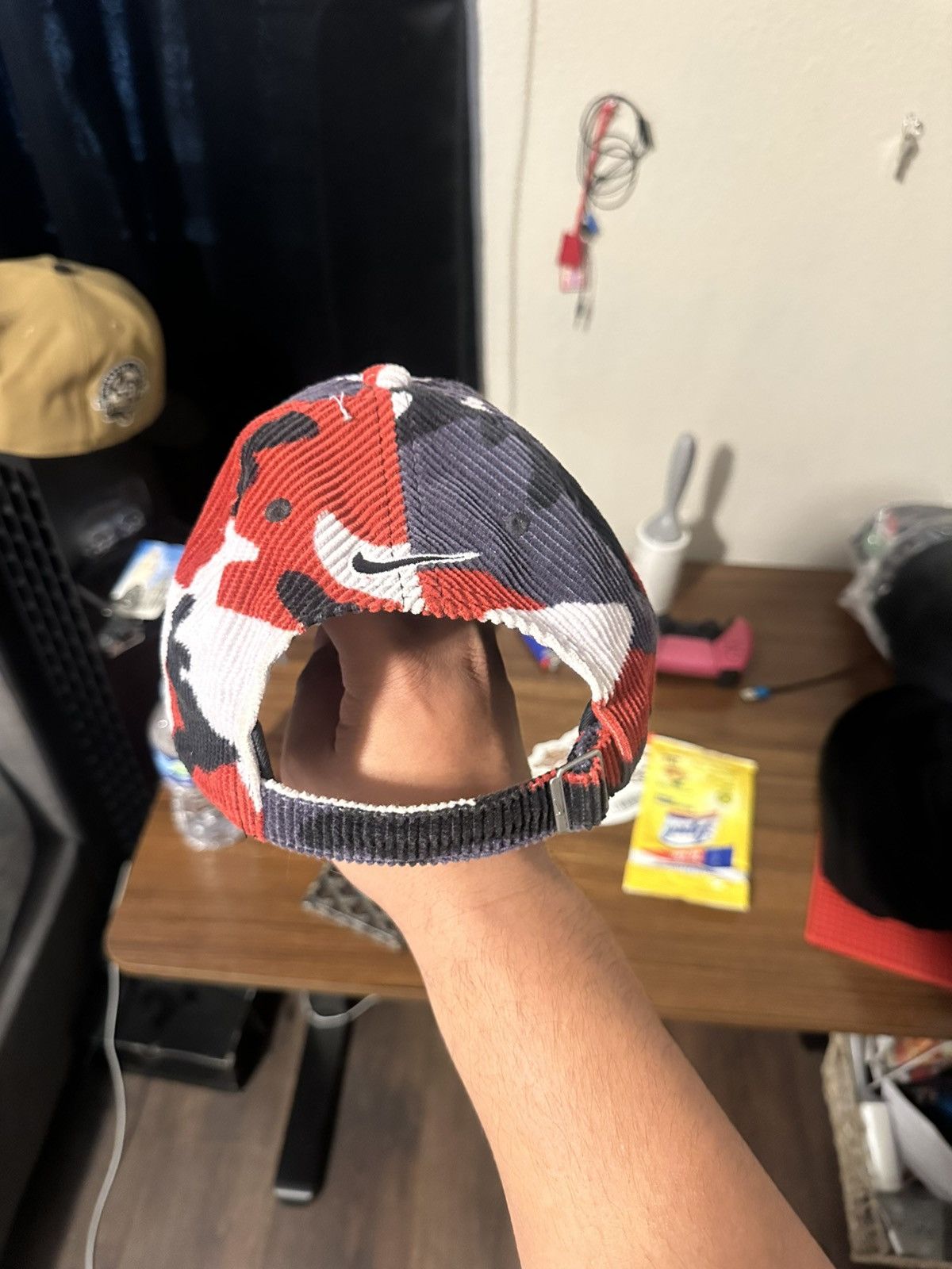 Nike × Supreme Supreme Nike Swoosh Arc Corduroy Hat Red Camo Size ONE SIZE - 4 Thumbnail