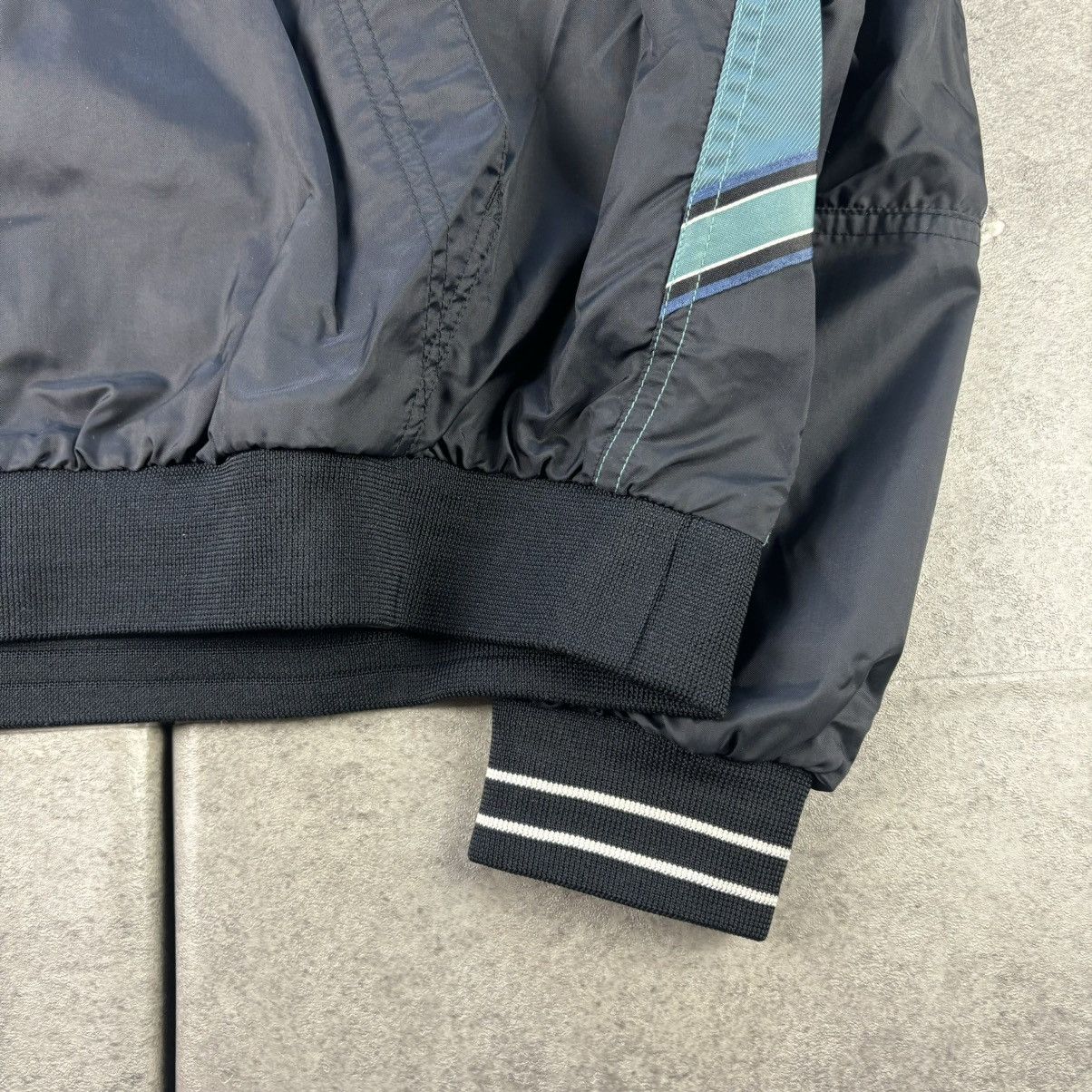 Nike Vintage 90s black center swoosh nike windbreaker Size US L / EU 52-54 / 3 - 5 Thumbnail