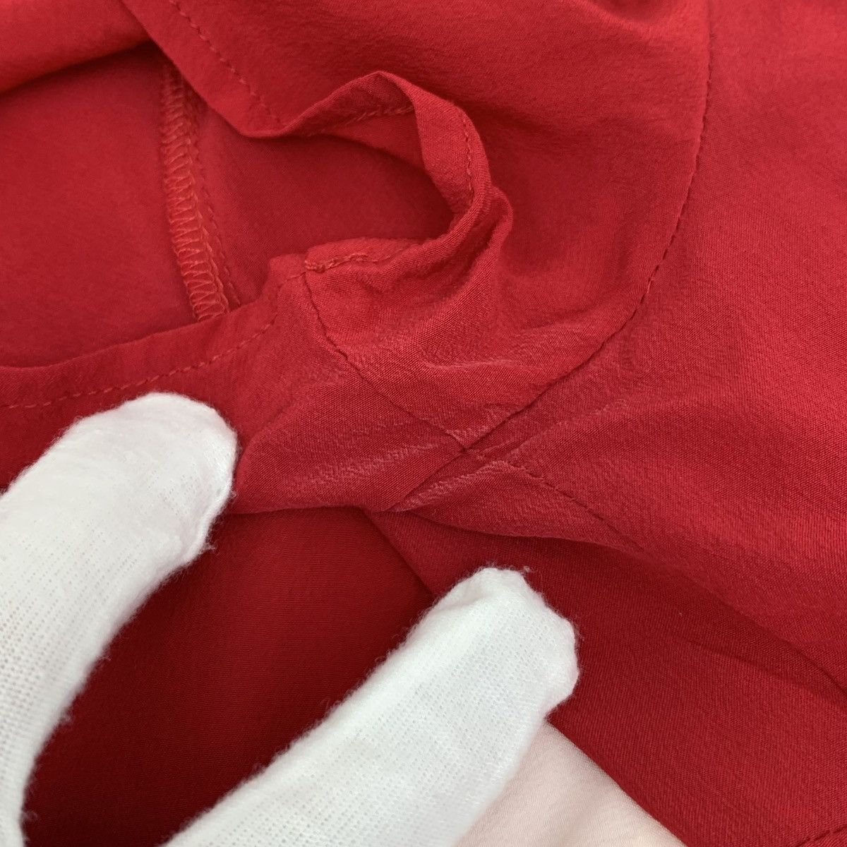 Valentino Valentino Red Bow Tie Silk Short Sleeve T-Shirt K26WX Size M / US 6-8 / IT 42-44 - 9 Thumbnail