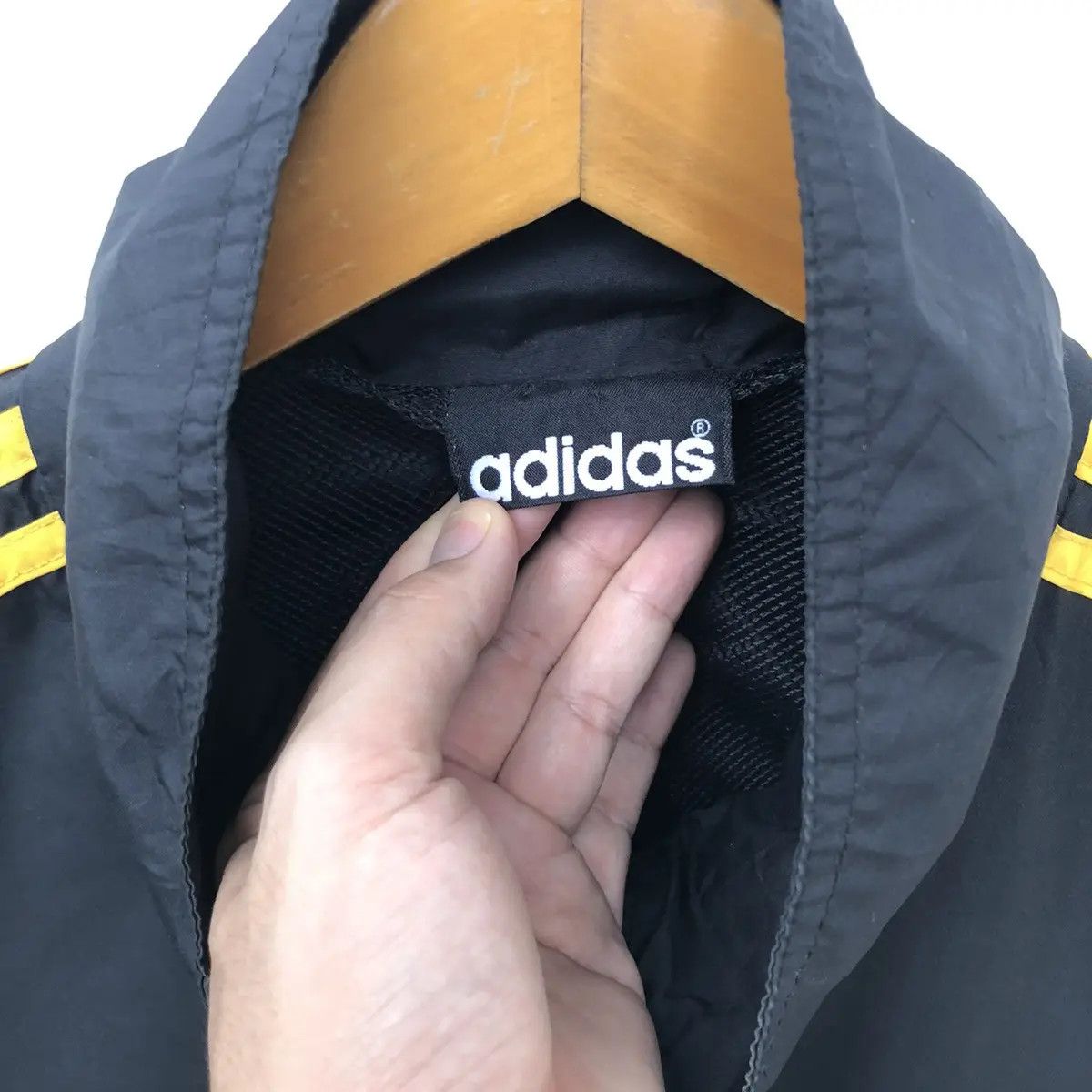 Adidas Vintage 90s Adidas Big Logo Embroidered Windbreaker Jacket Size US L / EU 52-54 / 3 - 4 Thumbnail
