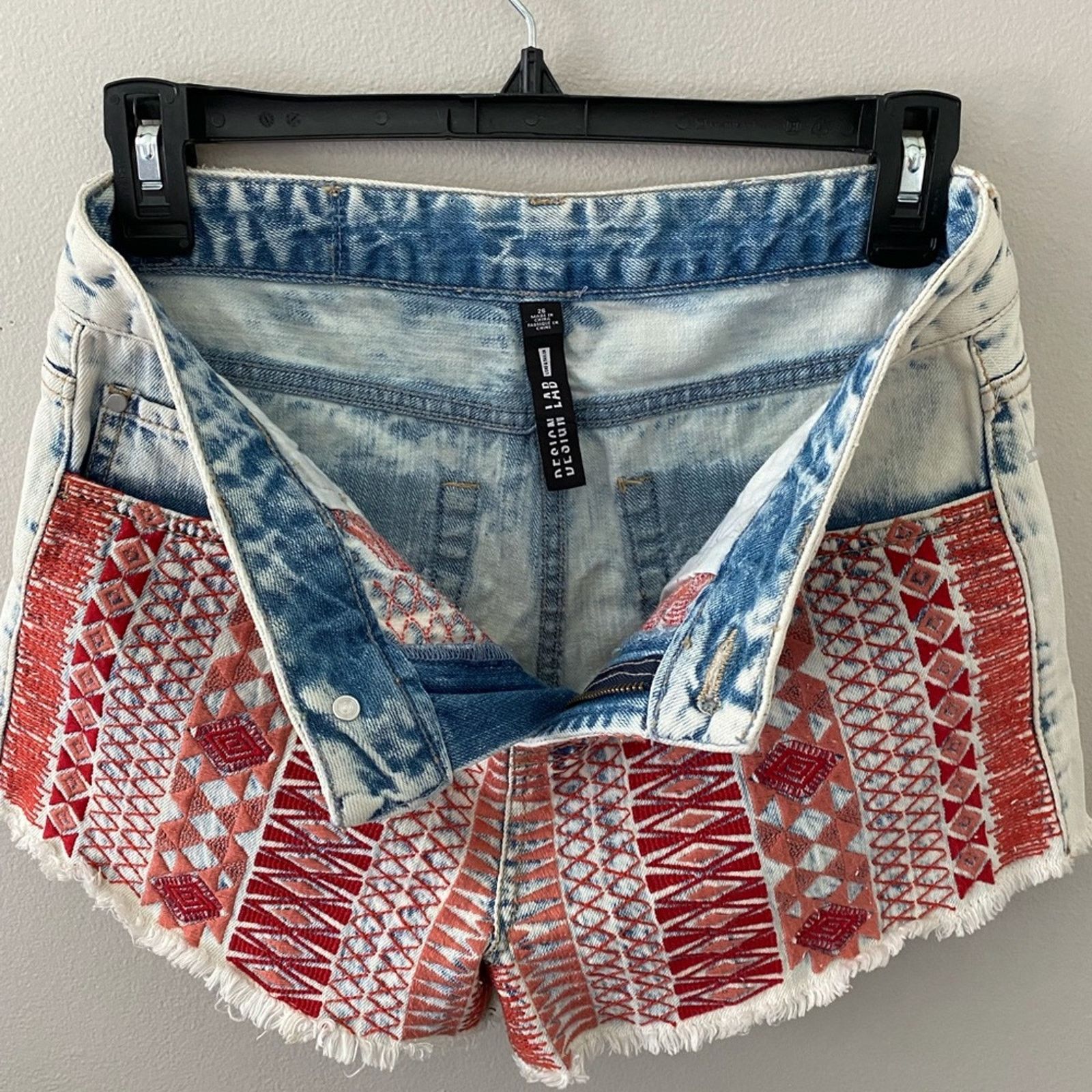 Other Design Lab Stonewashed Embroidered Jean Shorts Size 26" / US 2 / IT 38 - 4 Thumbnail