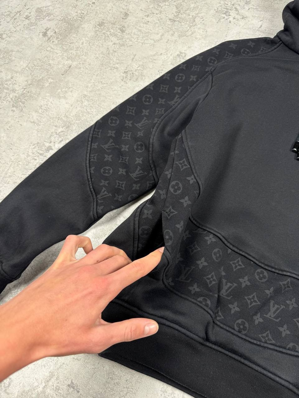 Louis Vuitton Louis Vuitton Monogram Circle Cut Black Hoodie Size M Size US M / EU 48-50 / 2 - 7 Thumbnail