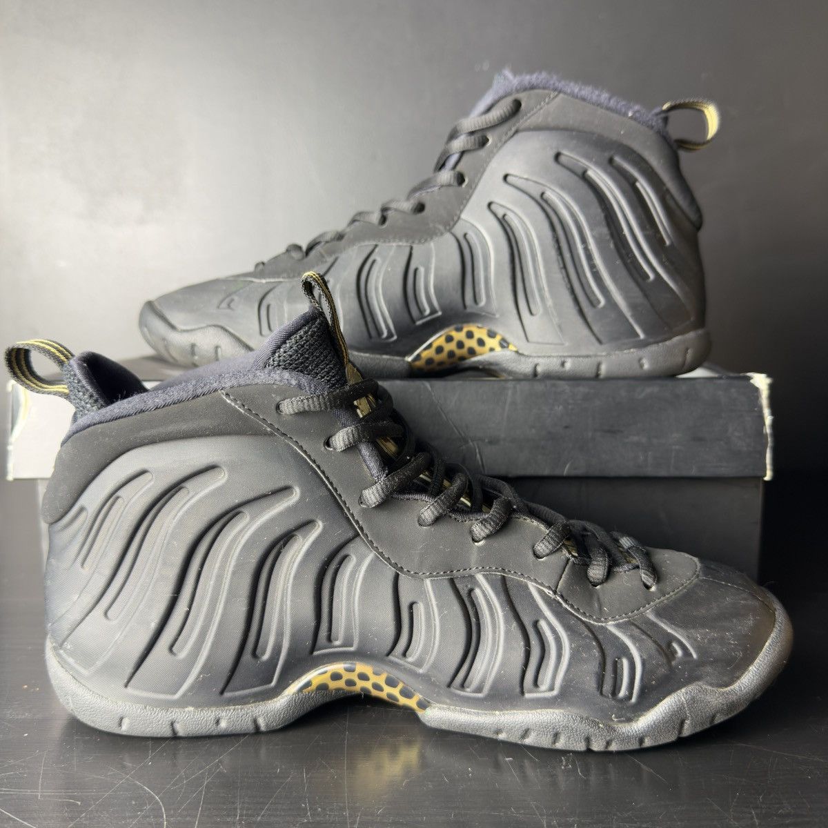 Nike Nike foamposite pro GS Black Metallic Gold **PRE-OWNED** Size US 7 / EU 40 - 2 Thumbnail