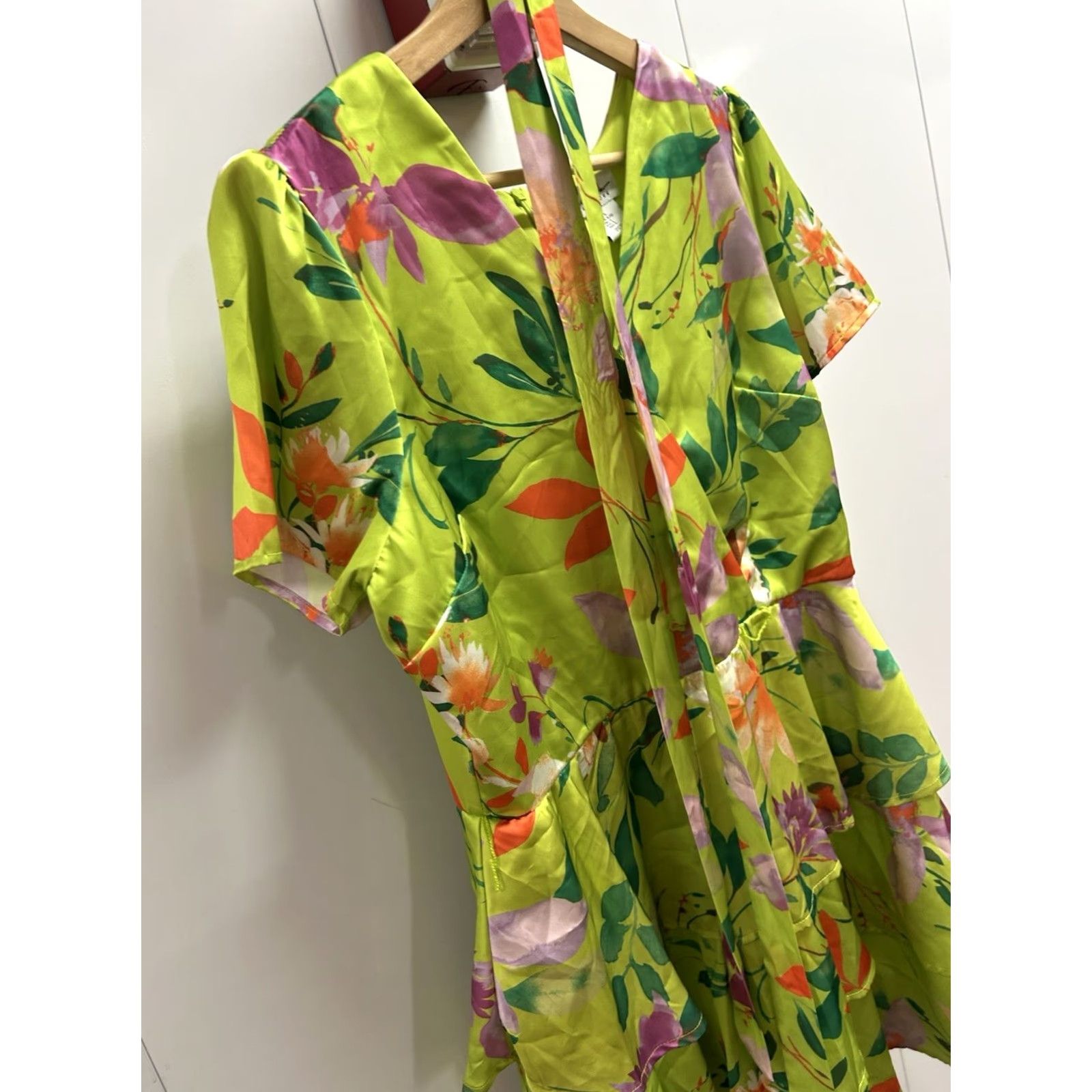 Nicole Miller VINTAGE? No. Nicole Miller Dress Women's Mini Dress Floral Green V-Neck Short Sleeve Summer L Size L / US 10 / IT 46 - 3 Thumbnail