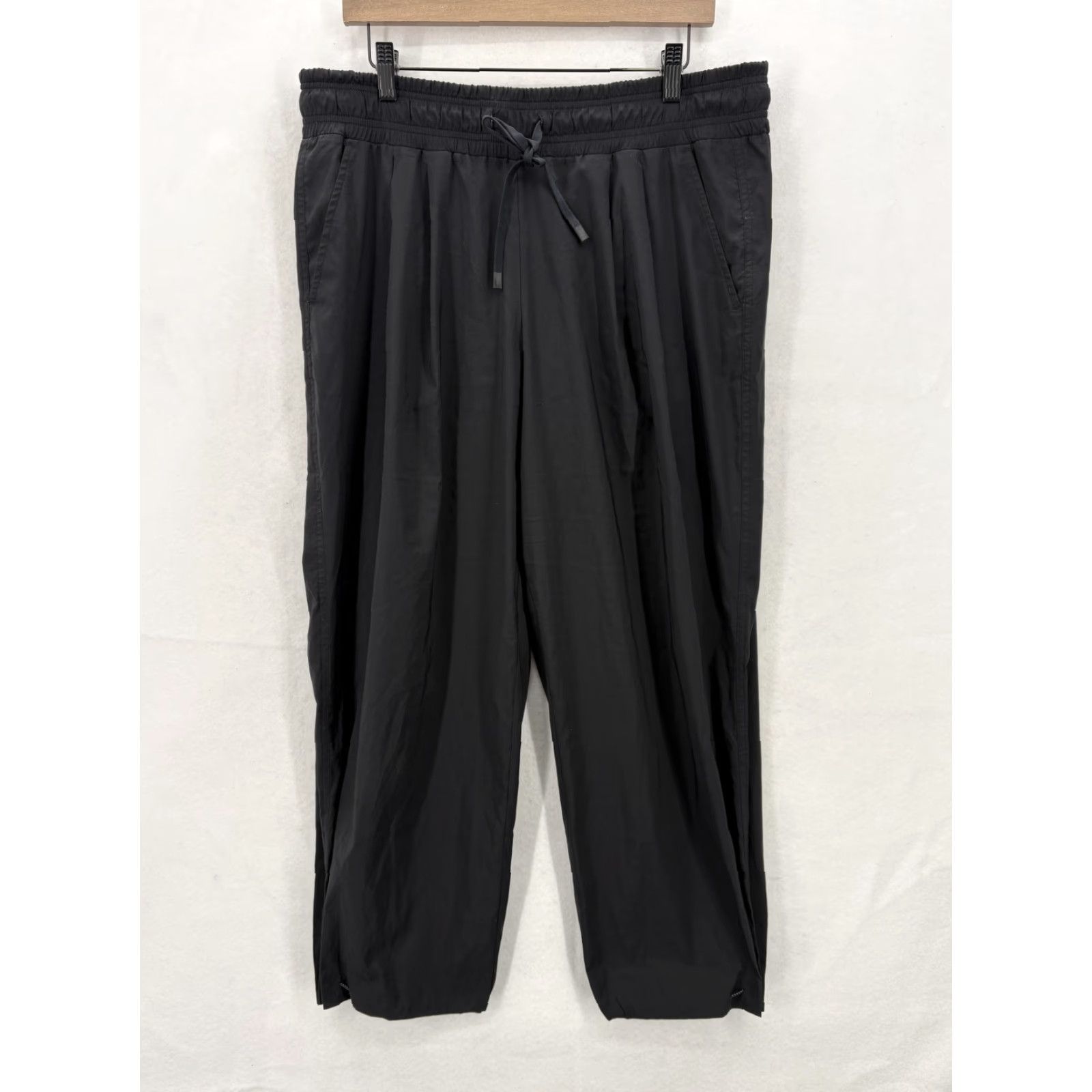 Athleta Athleta Revive Jogger Pants Womens 14 Black Drawstring Pockets Gym Travel Size 36" / US 14 / IT 50 - 2 Thumbnail