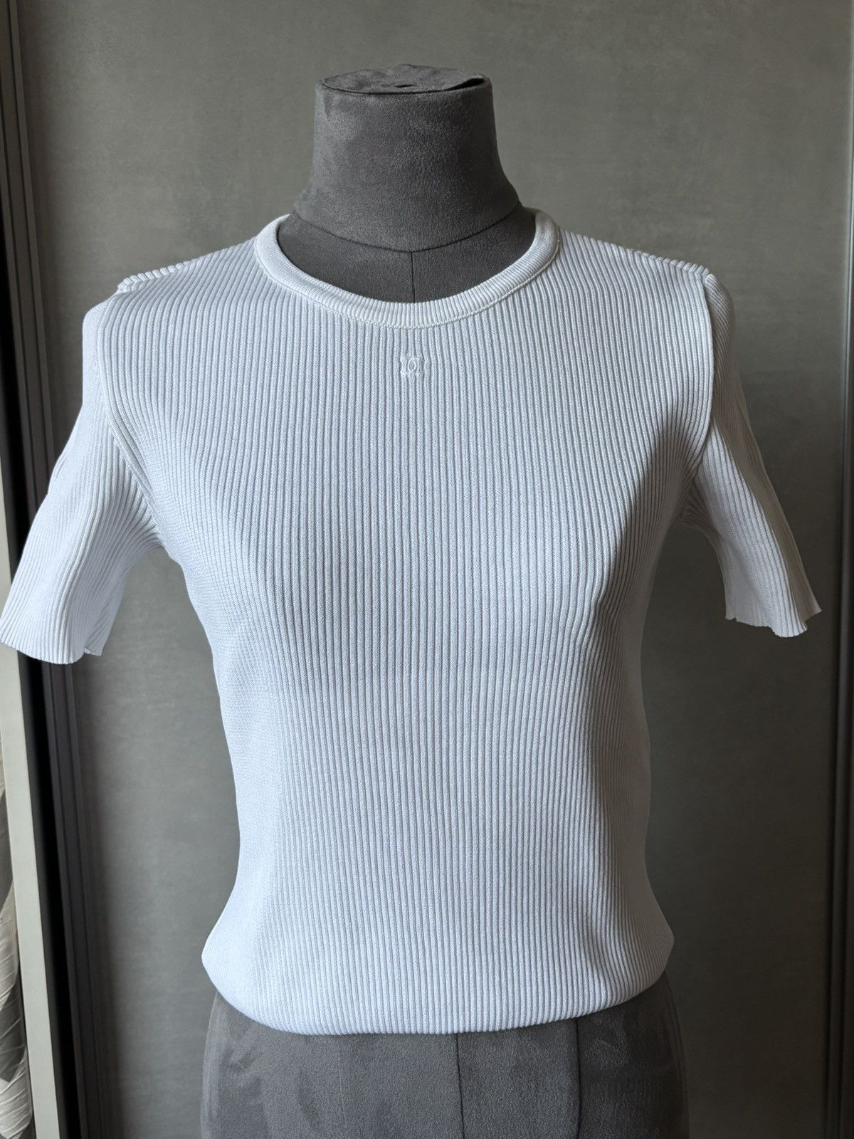 Chanel Chanel Vintage White Ribbed Knit Top with Tonal CC Size S / US 4 / IT 40 - 1 Thumbnail