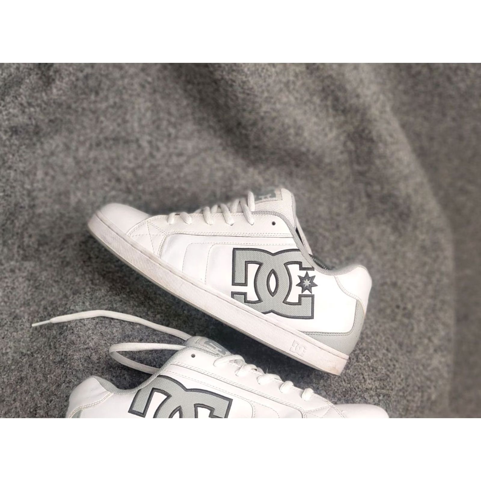 Logo 7 DC Court Graffik Logo Oversized Sneakers - White Leather - Vintage Y2K - DC scarpe Net - Men’s US 13 / UK 12 / EU 47 - Casual Skateboarding Shoe Size US 13 / EU 46 - 4 Thumbnail