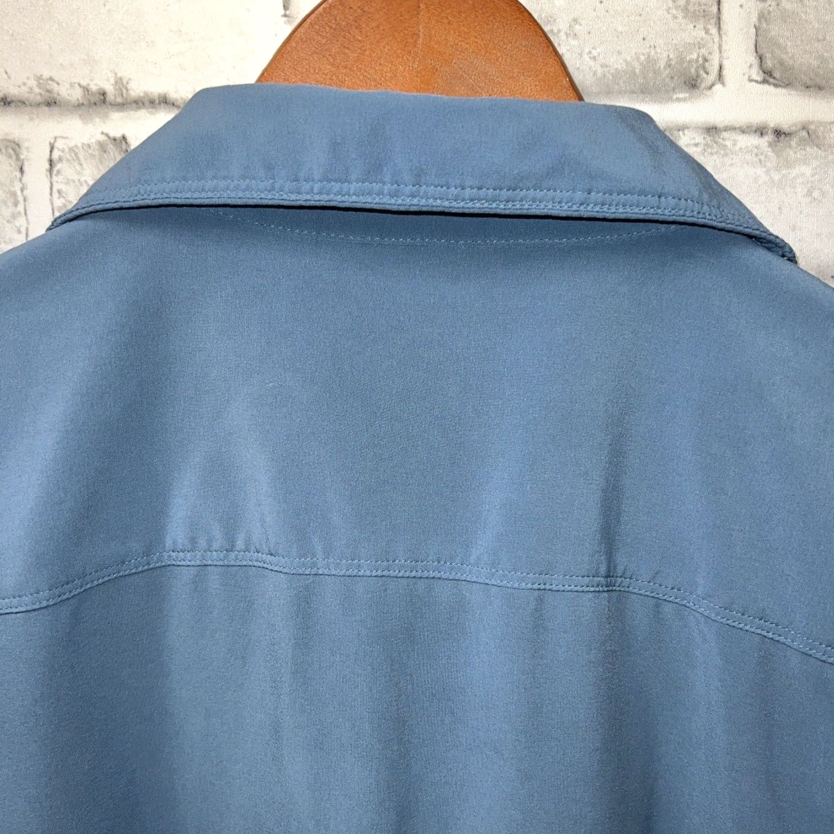 Mountain Hardwear VINTAGE Mountain Hardwear Short Sleeve Button-Up Shirt Mens Size M Blue Casual Fashion Size US M / EU 48-50 / 2 - 5 Thumbnail