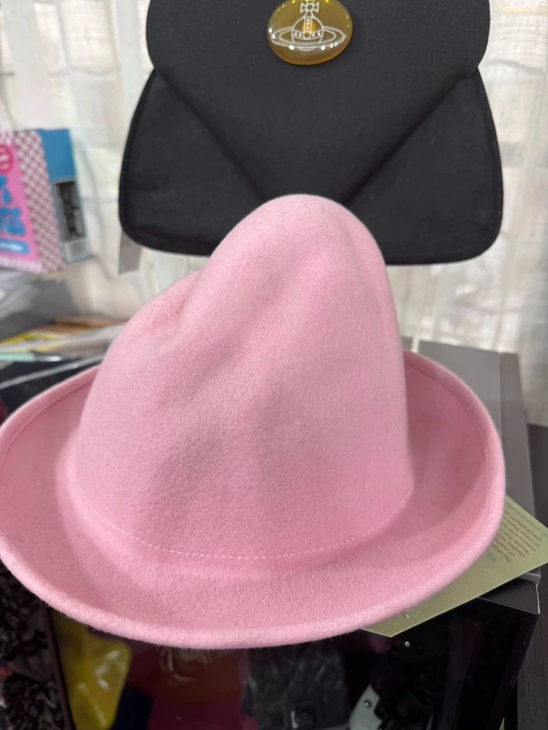 Vivienne Westwood A pink woolen hat with cherry blossoms