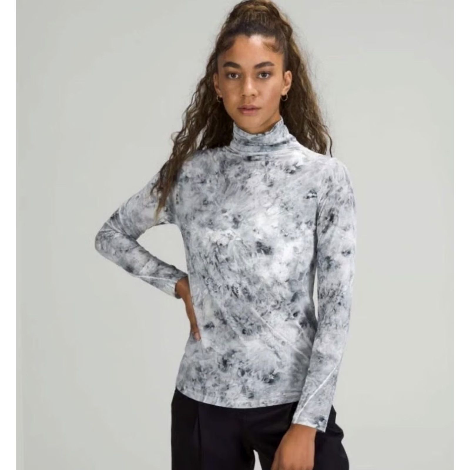 Lululemon Lululemon Shirt Womens Medium Gray Batik Turtleneck Long Sleeve Athletic Top Size M / US 6-8 / IT 42-44 - 2 Thumbnail