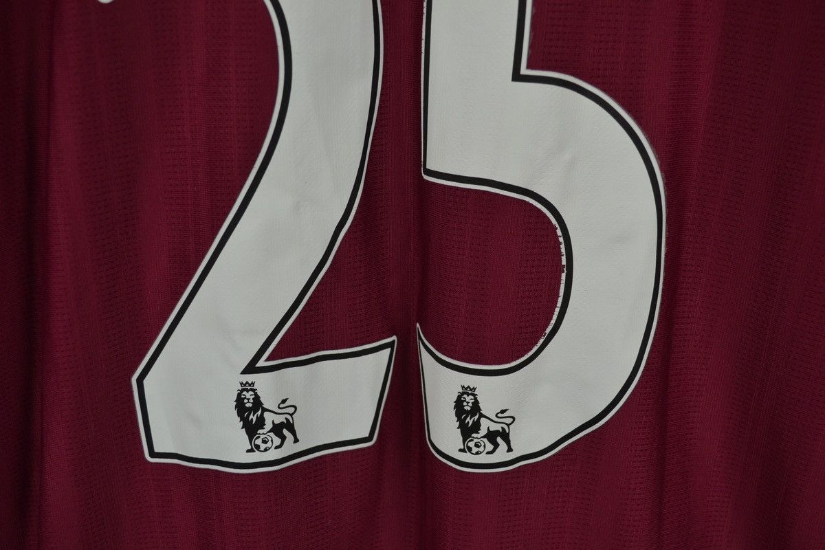 Umbro × Vintage West Ham United Home Football Shirt Umbro Soccer ZAMORA #25 Size US L / EU 52-54 / 3 - 10 Thumbnail