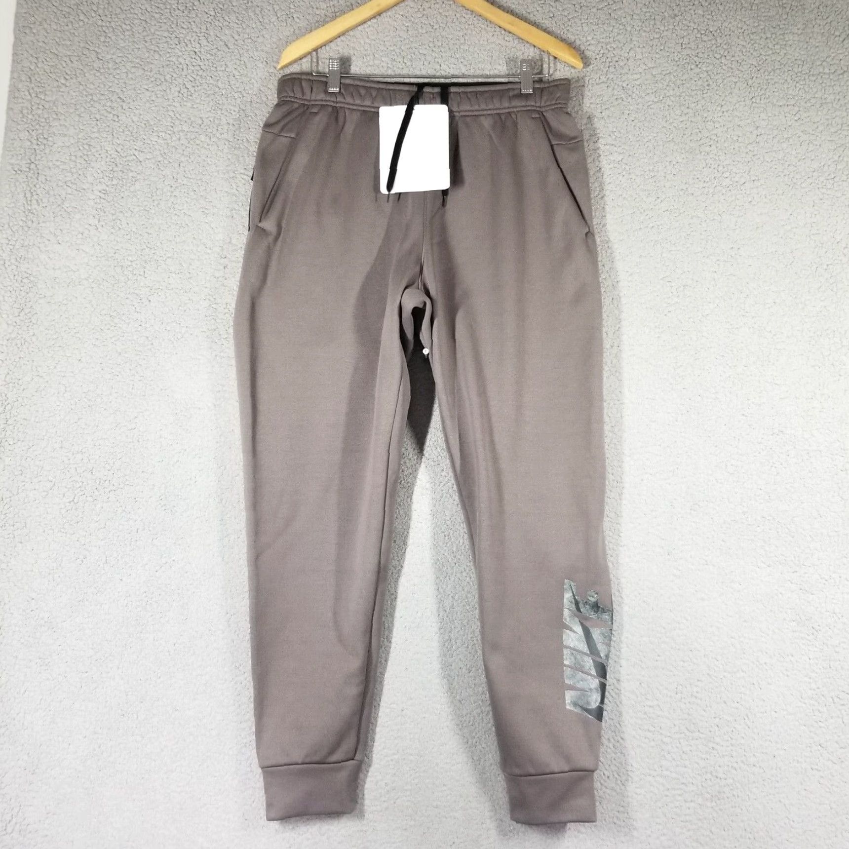 Nike Nike Therma Fit Pants Mens Medium Fleece Sweatpants Logo NWT 100% Polyester Gray Classic Regular Inseam 29 in Tapered Style Activewear Office: None Size US 31 - 3 Thumbnail