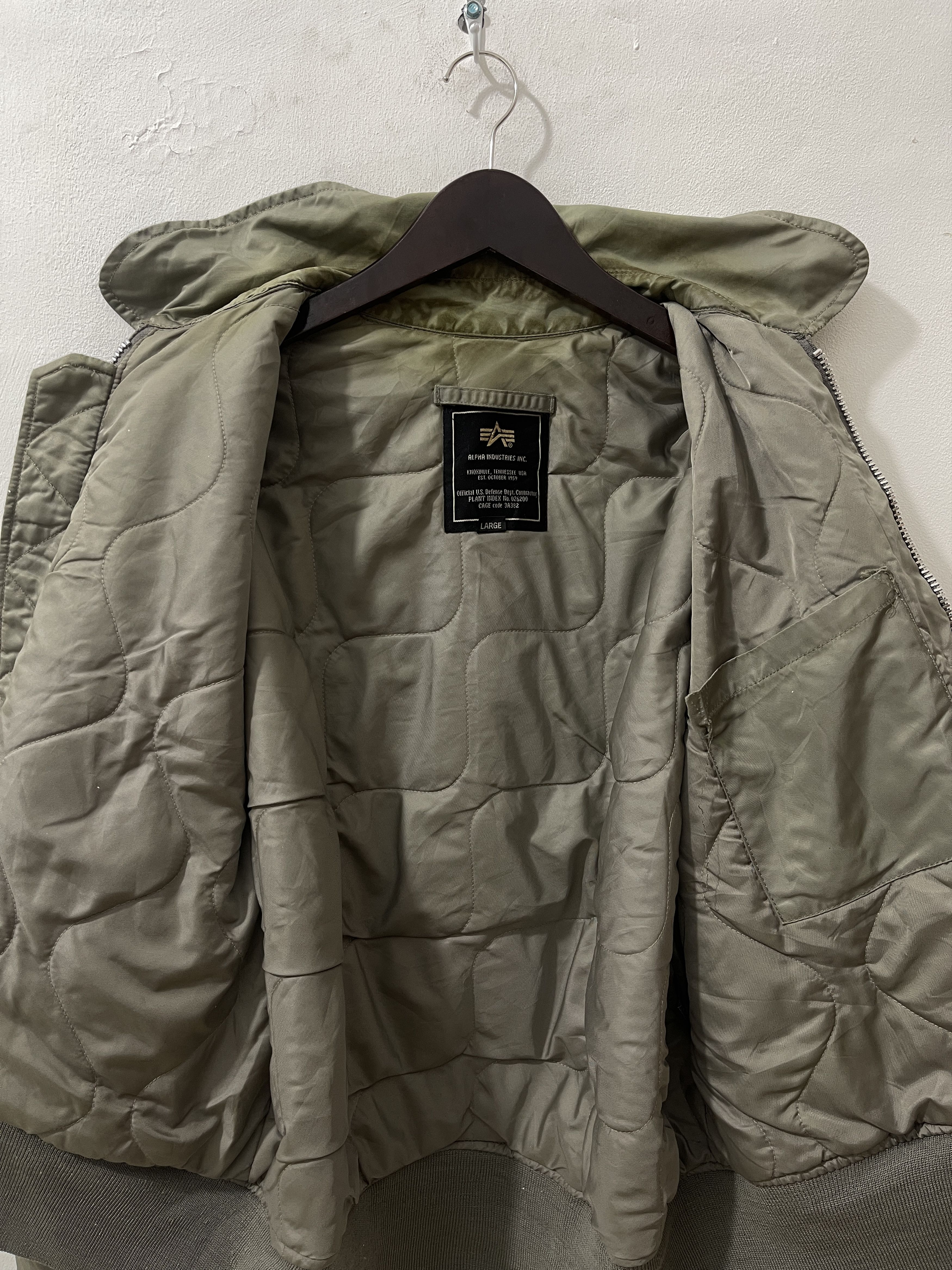 Alpha Industries Vintage Thrashed Alpha Industries USN Bomber Military Jacket Size US L / EU 52-54 / 3 - 8 Thumbnail