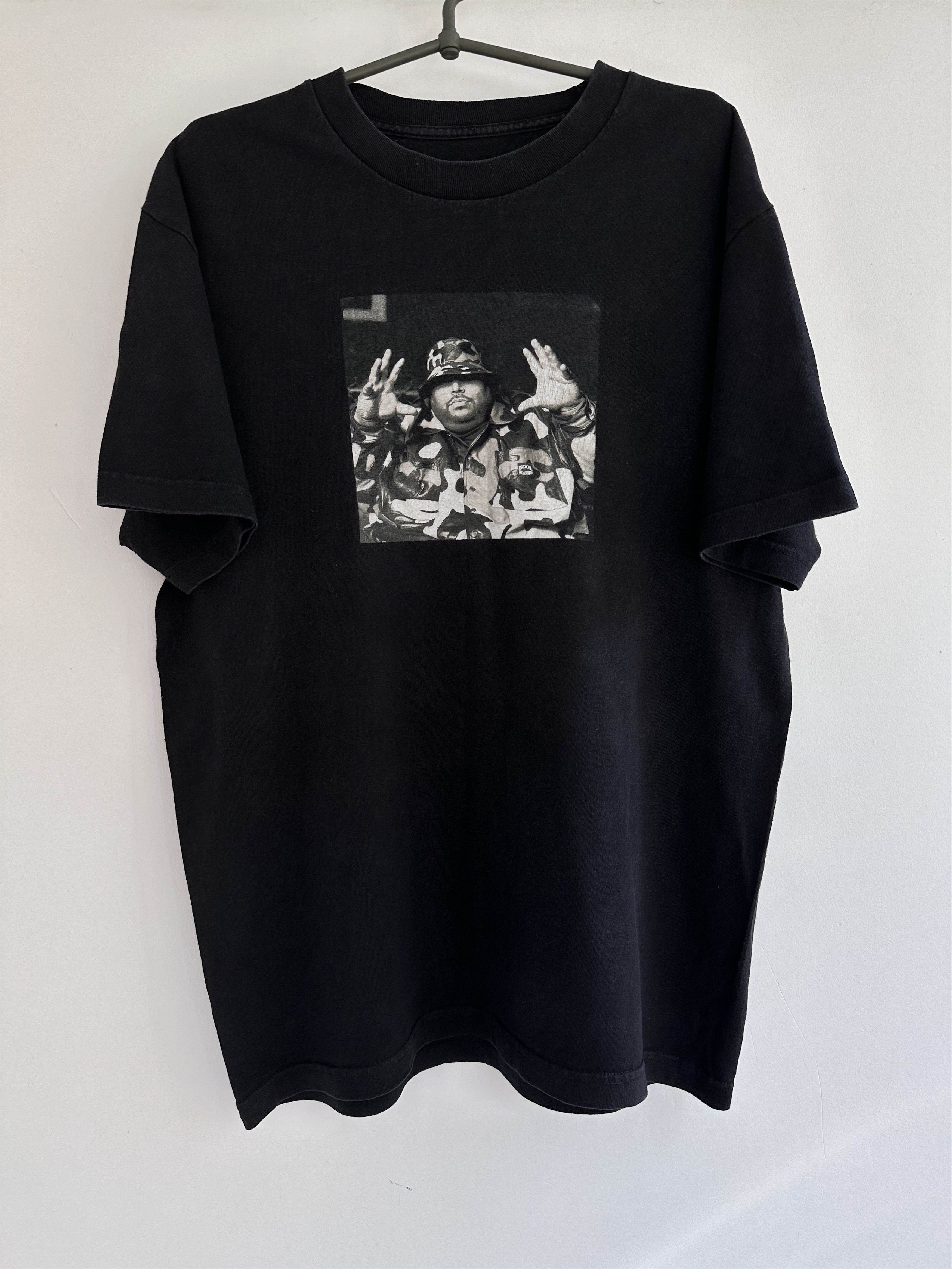 海外限定 PLEASURES Big L オフィシャルコラボ STUDIO Tシャツ Pleasures X Big L Studio tee, multi | Beyond