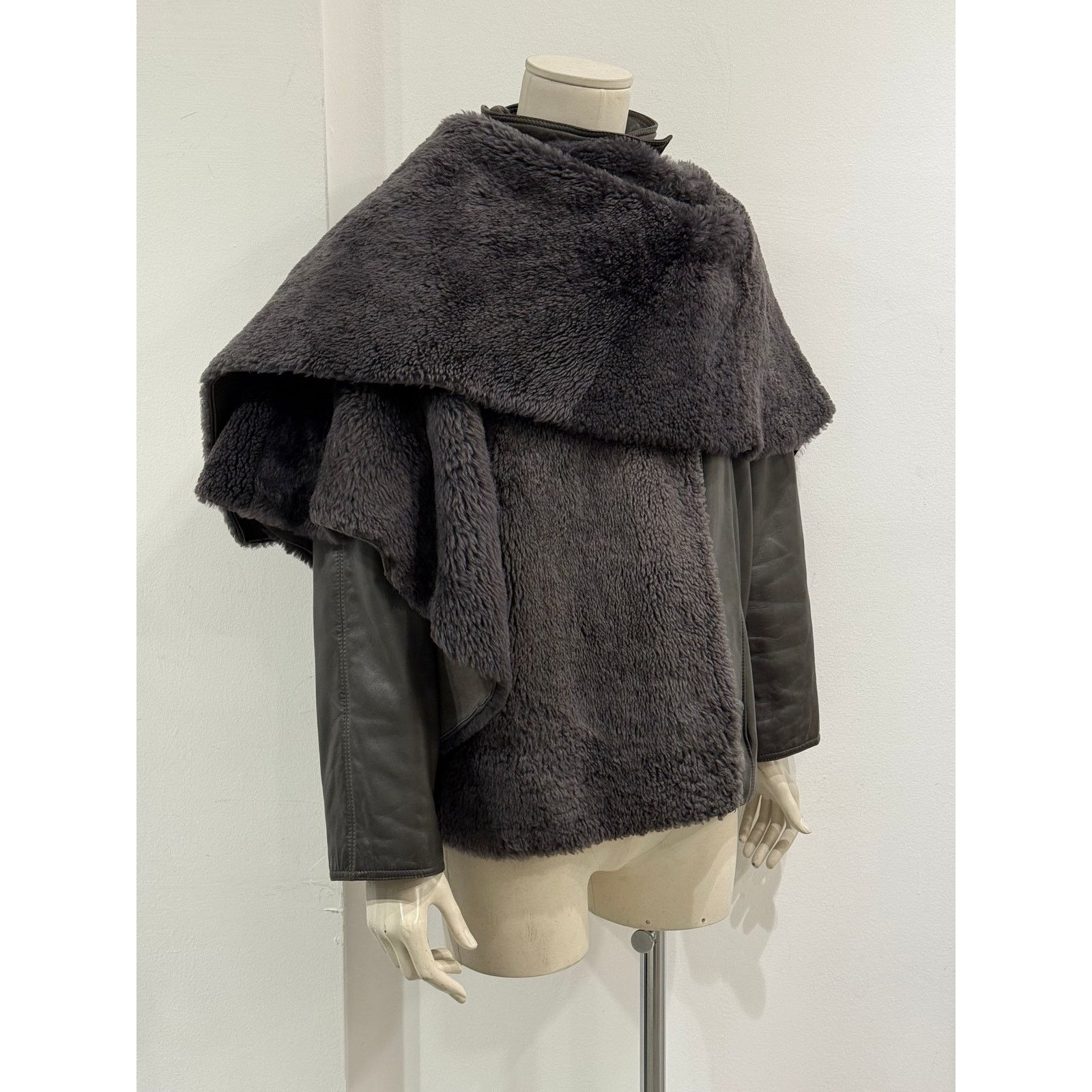 Versace 1980 Gianni Versace shearling leather cape jacket with scarf Size M / US 6-8 / IT 42-44 - 1 Thumbnail