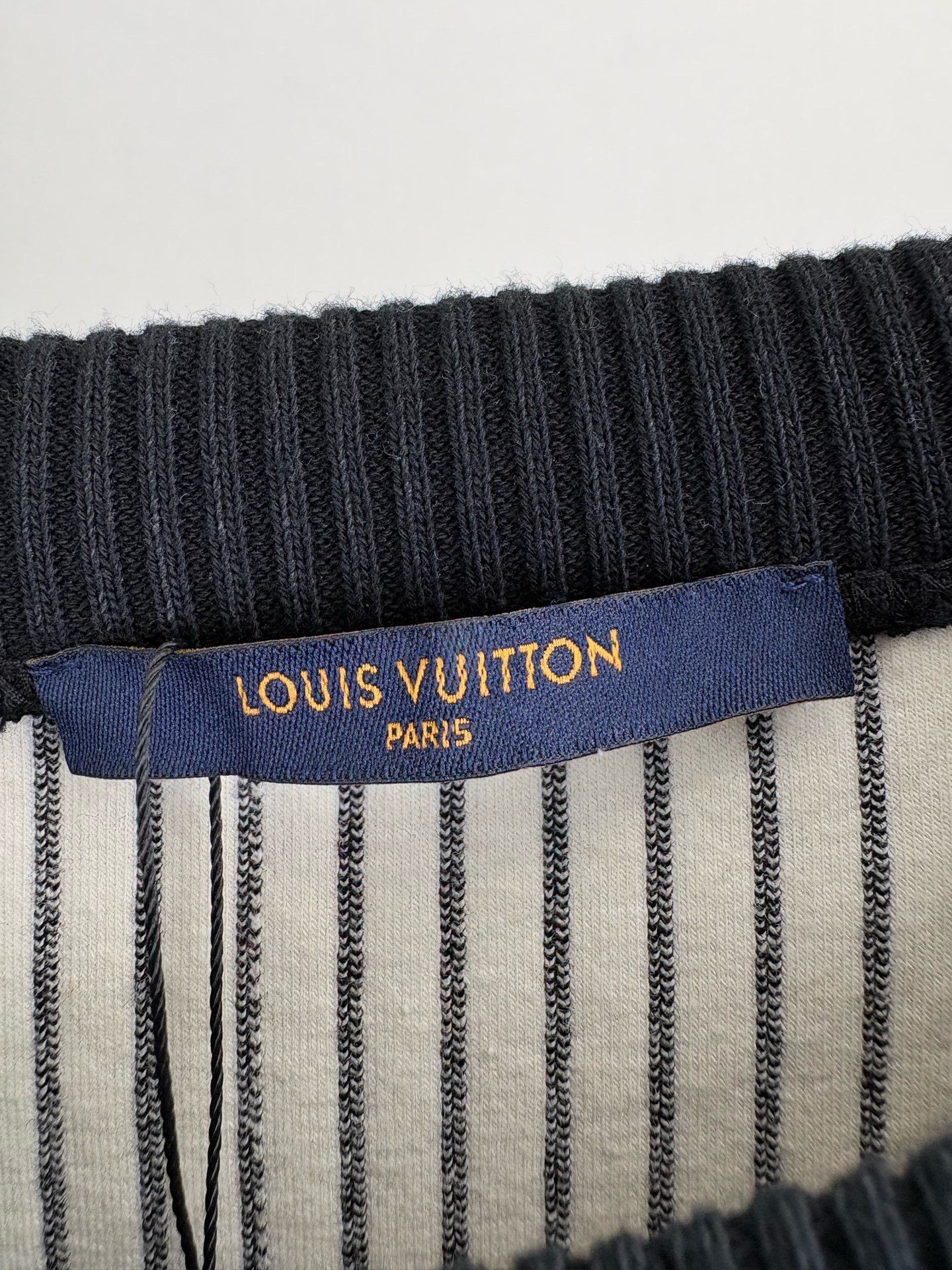 Louis Vuitton Louis Vuitton Chain Print Long Sleeve Sweatshirt Size US XL / EU 56 / 4 - 4 Thumbnail