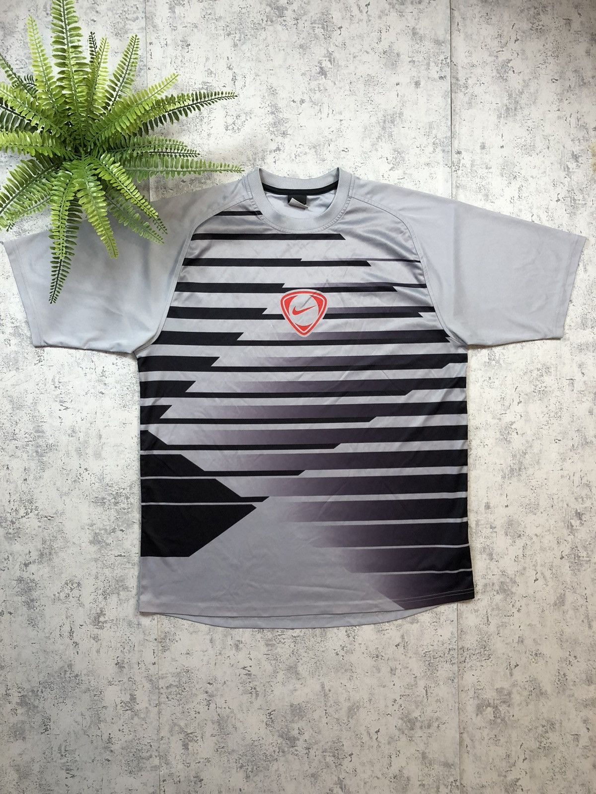 Nike 90’s NIKE TEAM CENTR SWOOSH LOGO Y2K TEE Size US XL / EU 56 / 4 - 1 Thumbnail