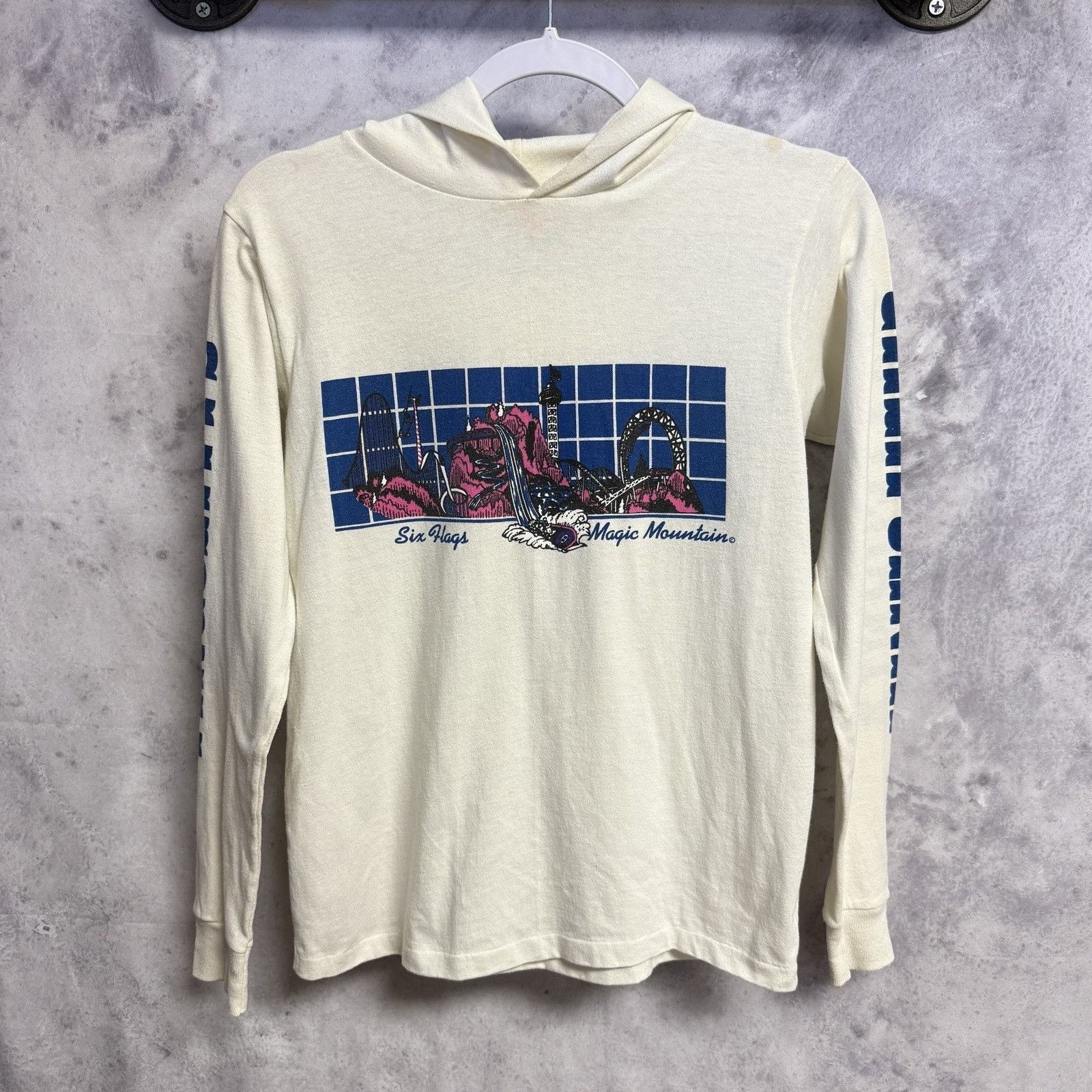 Vintage Vintage 80s Six Flags Magic Mountain T Shirt Hood Long Sleev Size US S / EU 44-46 / 1 - 1 Thumbnail