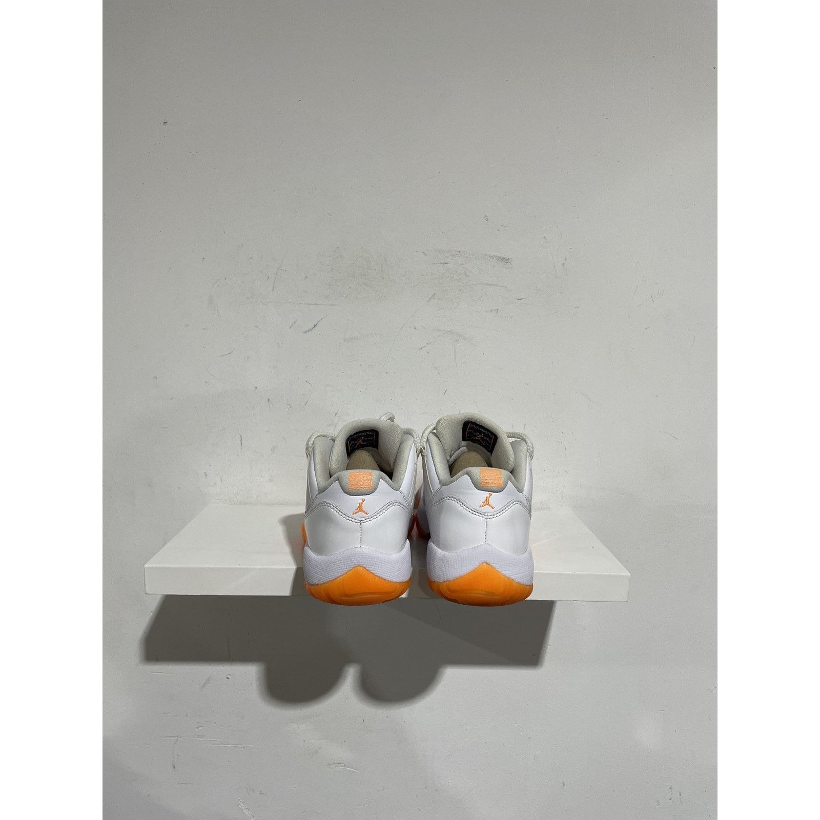 Jordan Brand NIKE JORDAN 11 LOW CITRUS SIZE 6.5W (5Y) PREOWNED Size US 5 / EU 37 - 4 Thumbnail