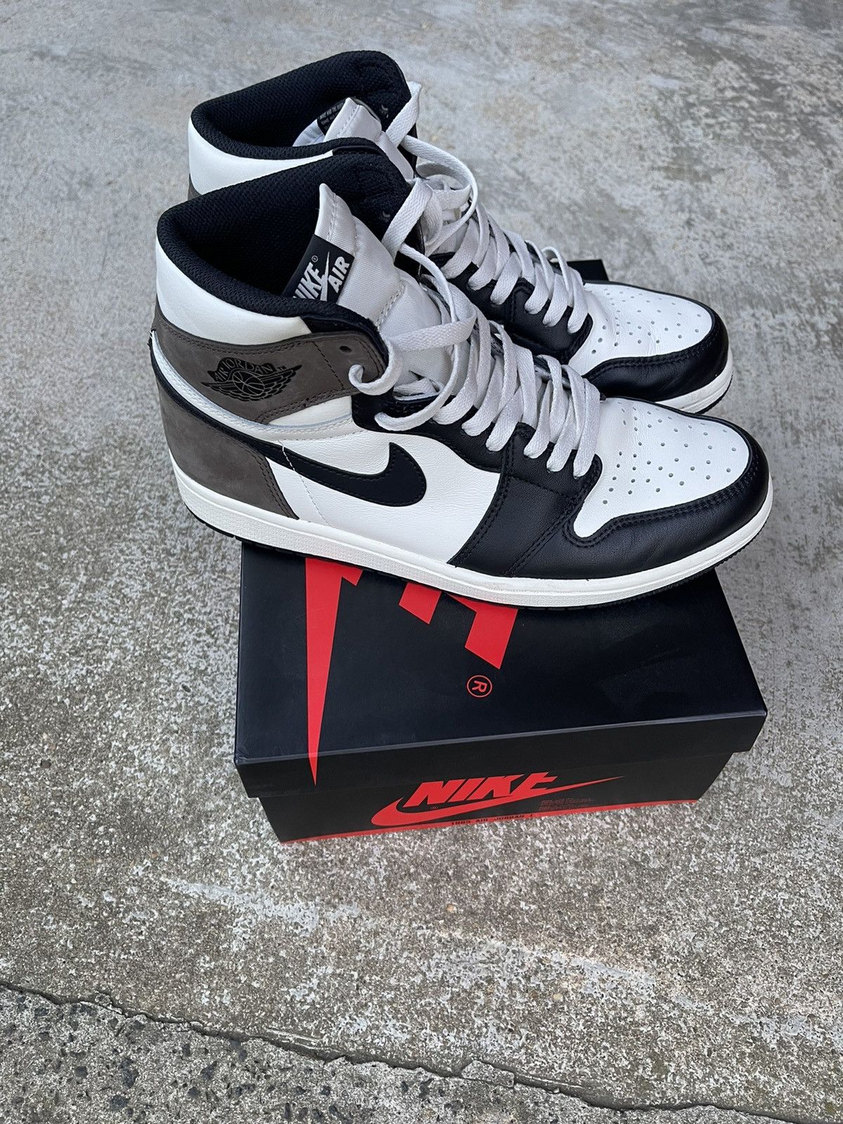 Jordan Brand Air Jordan 1 Retro High OG Dark Mocha Size US 9.5 / EU 42-43 - 4 Thumbnail