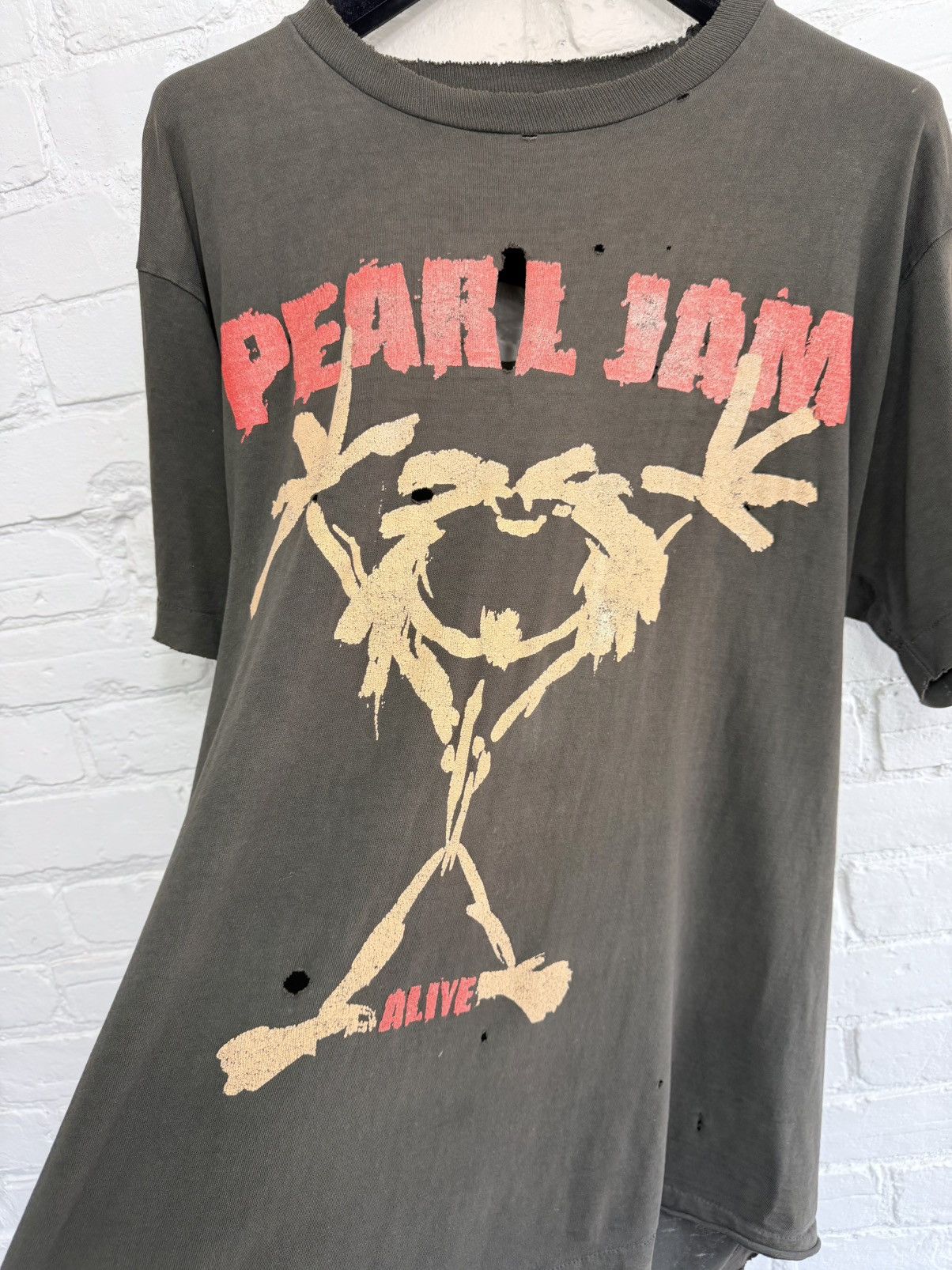 Vintage Vintage 90's thrashed Pearl Jam Alive shirt Size US XL / EU 56 / 4 - 2 Thumbnail