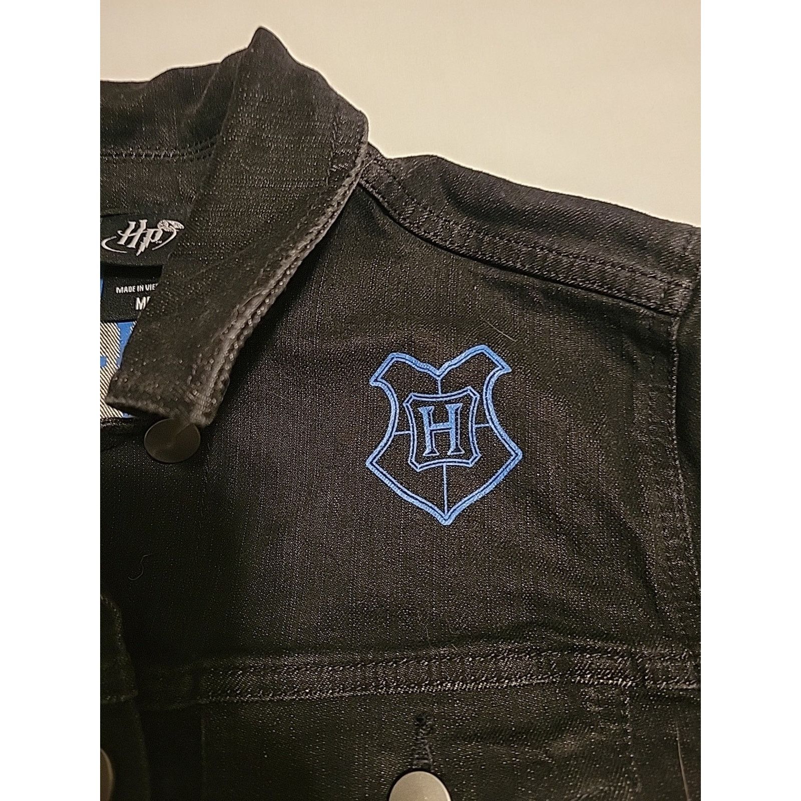 UNIVERSAL PRODUCTS. Harry Potter RavenClaw Denim Trucker Jacket SZ Medium Black Size M / US 6-8 / IT 42-44 - 3 Thumbnail