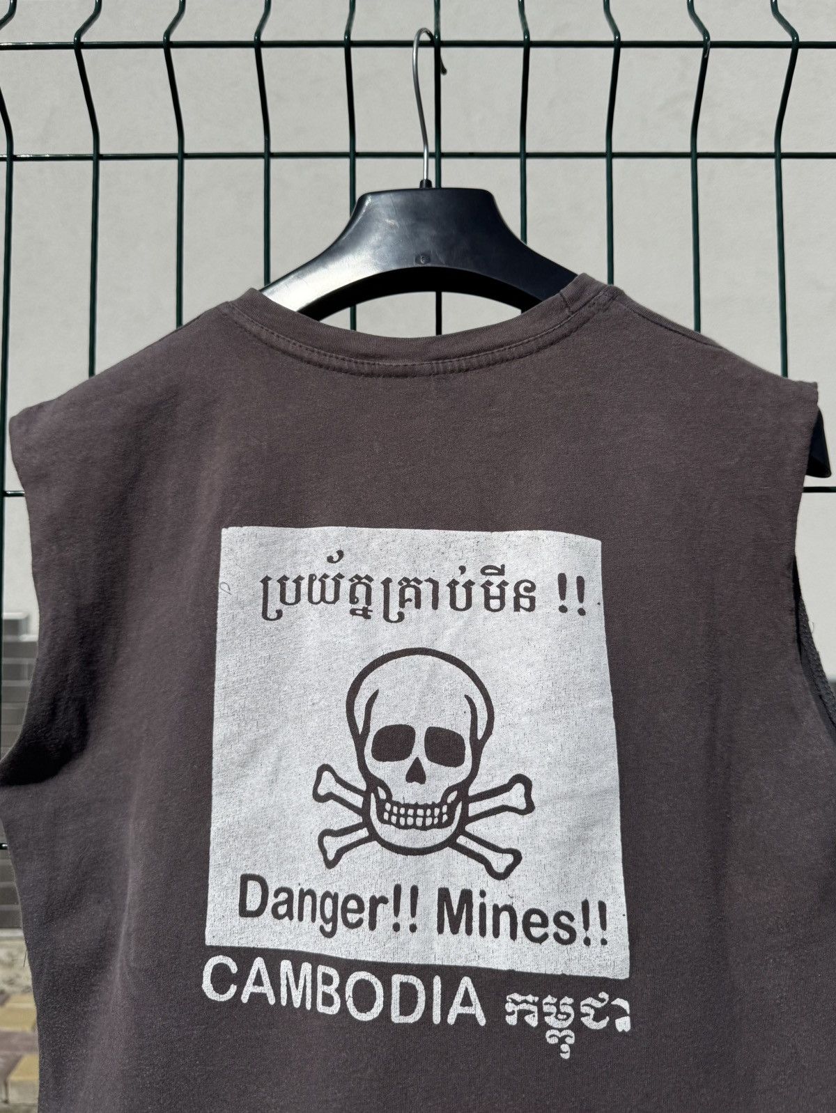 Vintage Vintage 90s CAMBODIA Danger Mines Landmines Sleeveless Tee Size US M / EU 48-50 / 2 - 4 Thumbnail