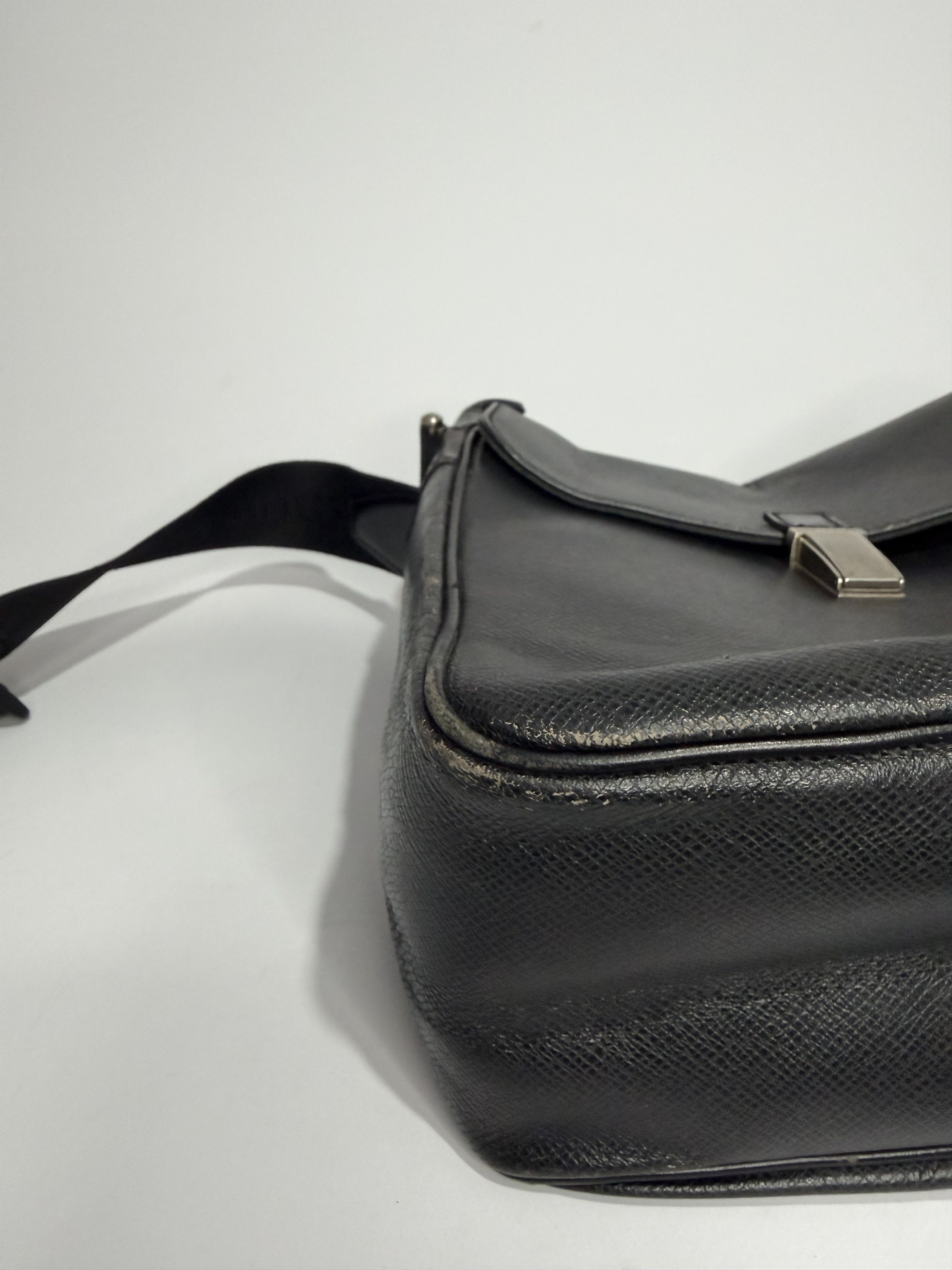 Louis Vuitton LOUIS VUITTON Black Taiga Leather Yaranga Porte Messenger Size ONE SIZE - 10 Thumbnail