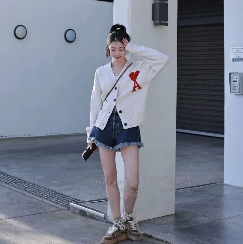 AMI AMI White Cardigan with Heart Detail . Size S / US 4 / IT 40 - 5 Thumbnail