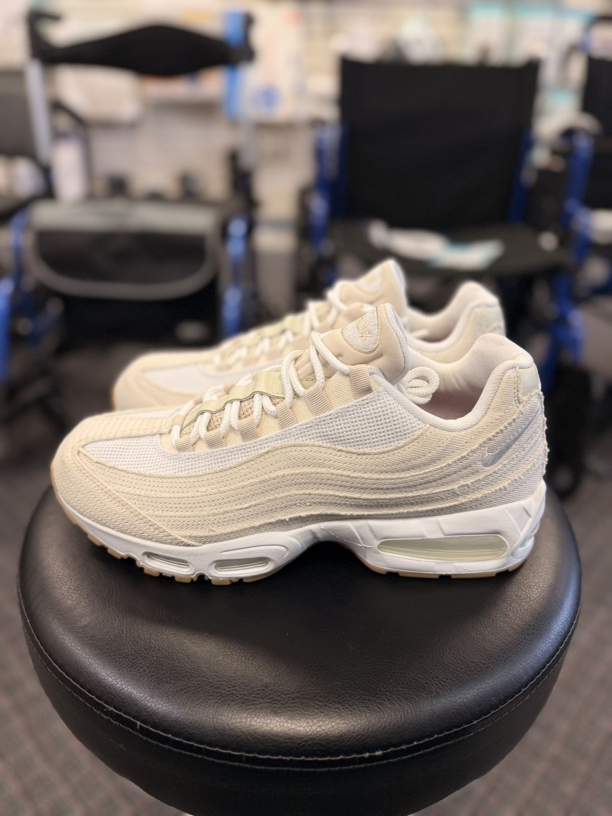 Levi's × Nike Nike Air Max 95 Levis Light Orewood Brown Size US 11.5 / EU 44-45 - 5 Thumbnail