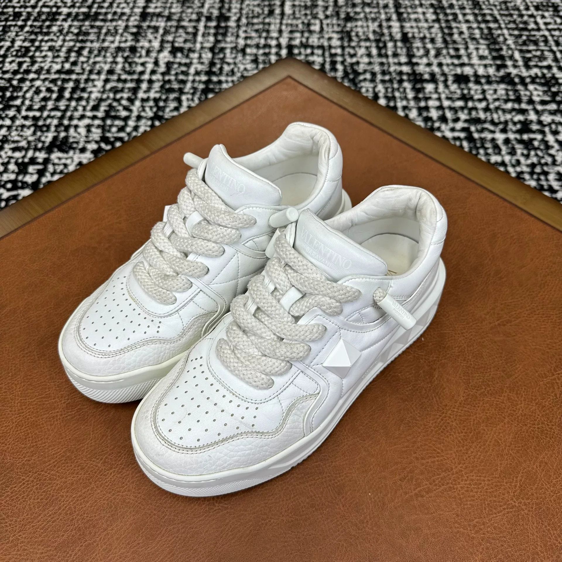 Valentino Valentino White Lowtop Sneakers it_39 Women Size US 9 / IT 39 - 1 Thumbnail