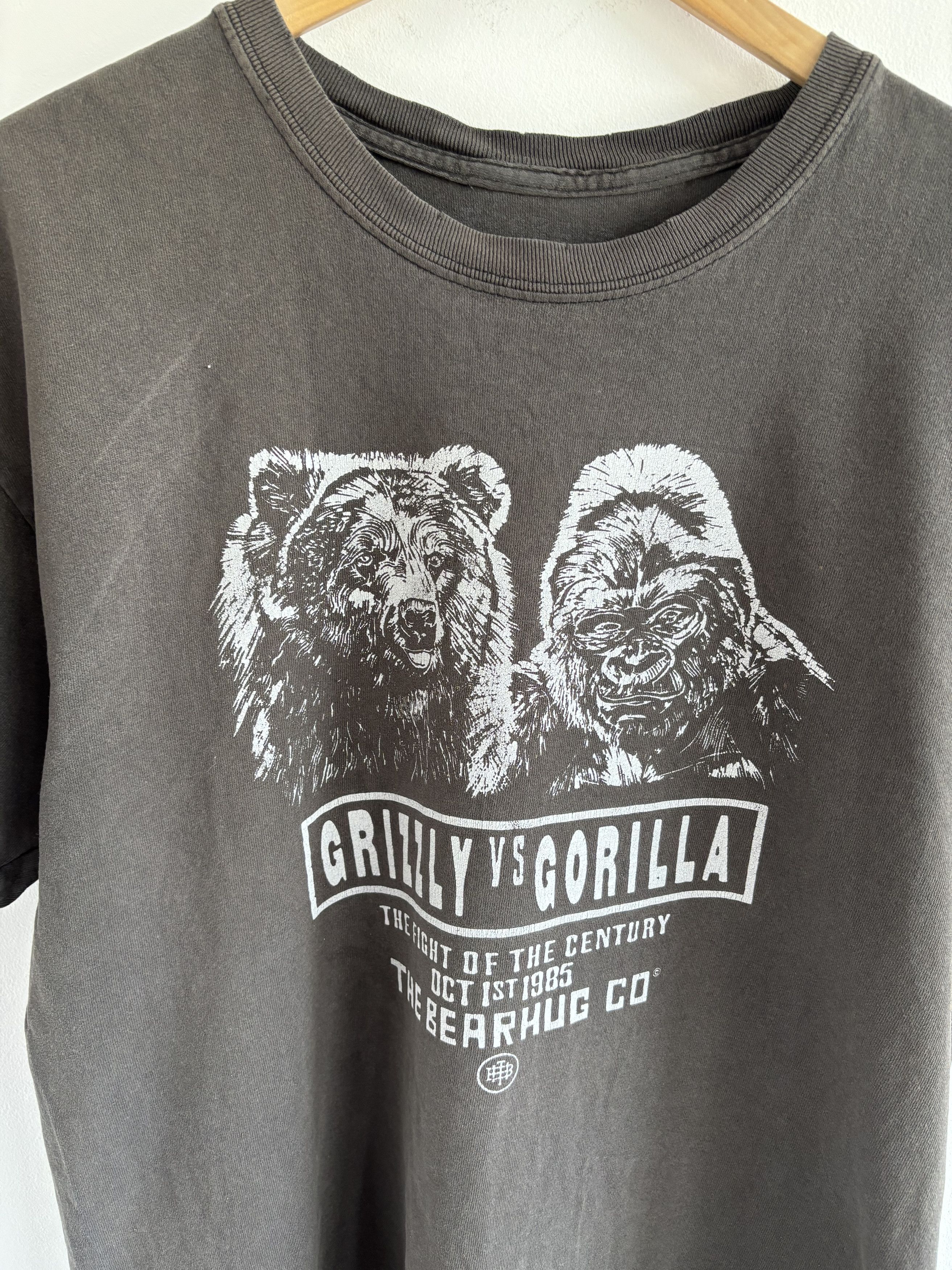 Dakota Grizzly Vintage Faded Grizzly vs Bear Animal Art Tee Size US L / EU 52-54 / 3 - 3 Thumbnail