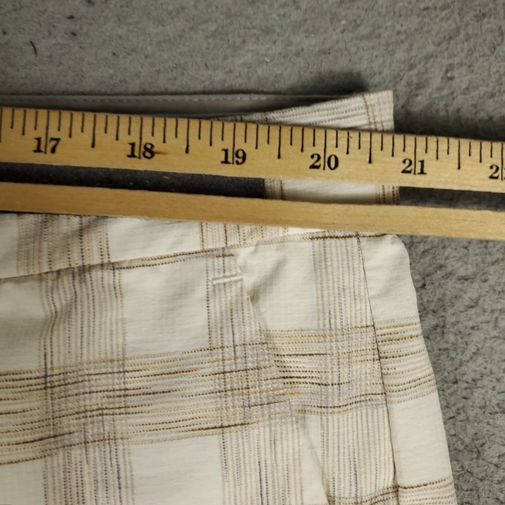 Tommy Bahama VINTAGE Tommy Bahama Shorts Mens Size 40 Beige Plaid Nylon Casual Flat Front Chino Mens Size US 40 / EU 56 - 5 Thumbnail