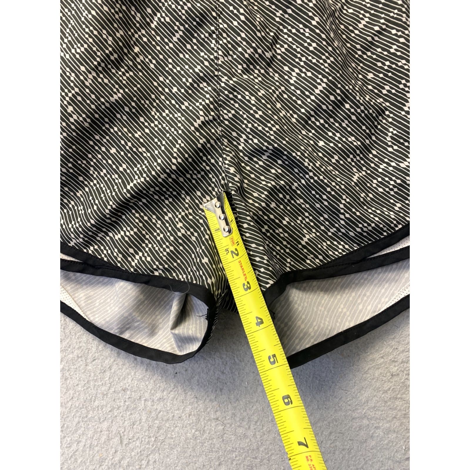 Nike Nike Dri-Fit Running Shorts Women M Gray Athletic Shorts Pocket 1998-2023 Sports Performance Size 32" / US 10 / IT 46 - 5 Thumbnail