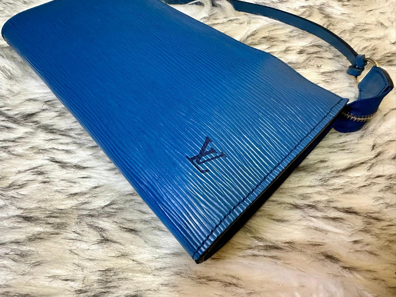 Louis Vuitton Authentic Louis Vuitton Epi Leather Pochette Accessories Size ONE SIZE - 2 Thumbnail